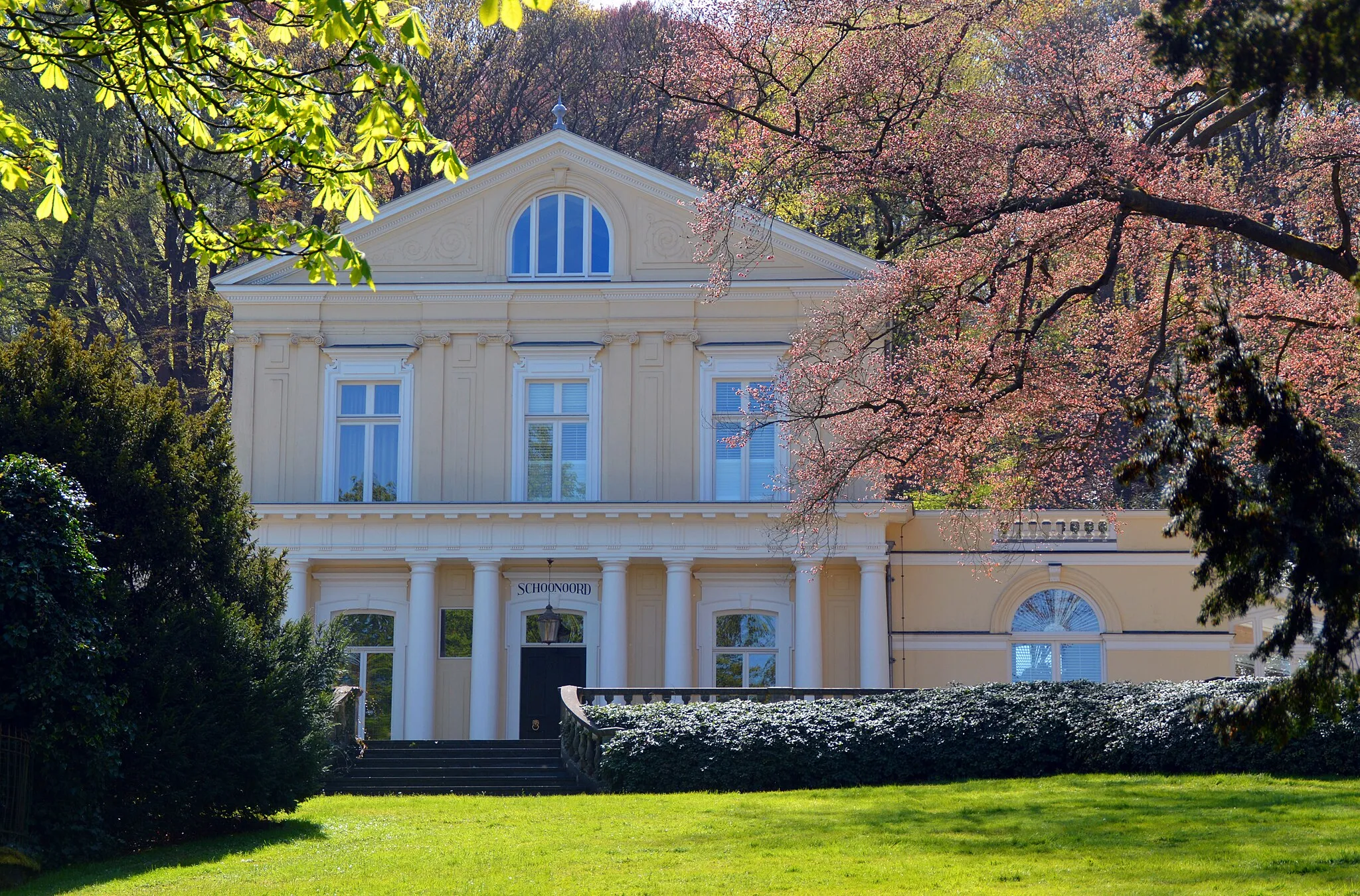 Photo showing: House "Schoonoord". Plastered neo-classicist country house with Tuscan porch, Ionic columns between the windows of the first floor and  crowning fronton. Third quarter of the 19th century. Around the house a landscaped park.