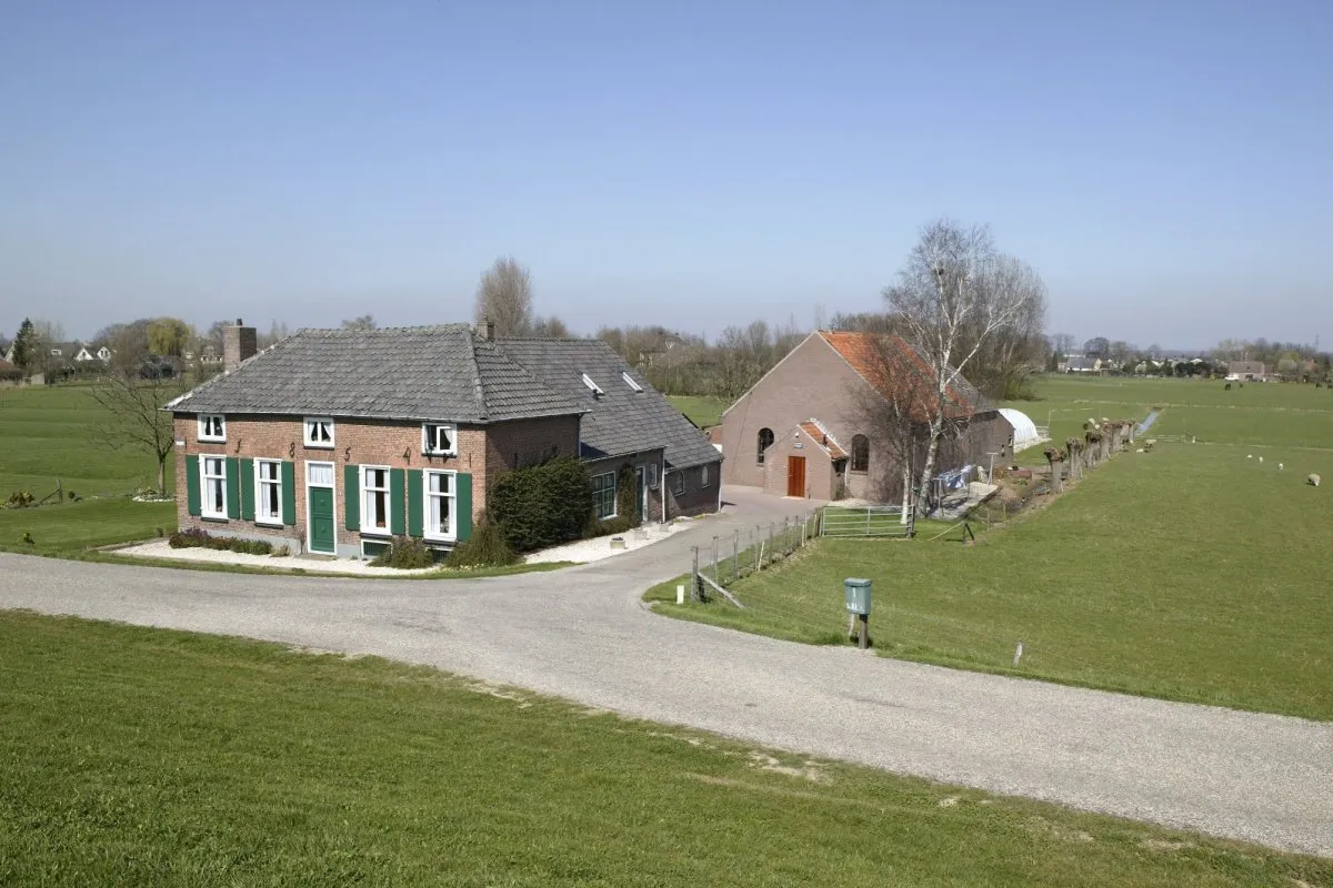 Photo showing: Boerderijen/ Dijk: Overzicht van een boerderij aan de Waalbandijk, vlak voor IJzendoorn