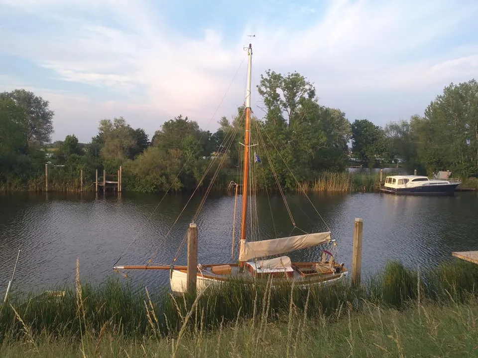 Photo showing: Boten in de rivierarm De Hank bij de Zande, met op de achtergrond Eiland de Welle