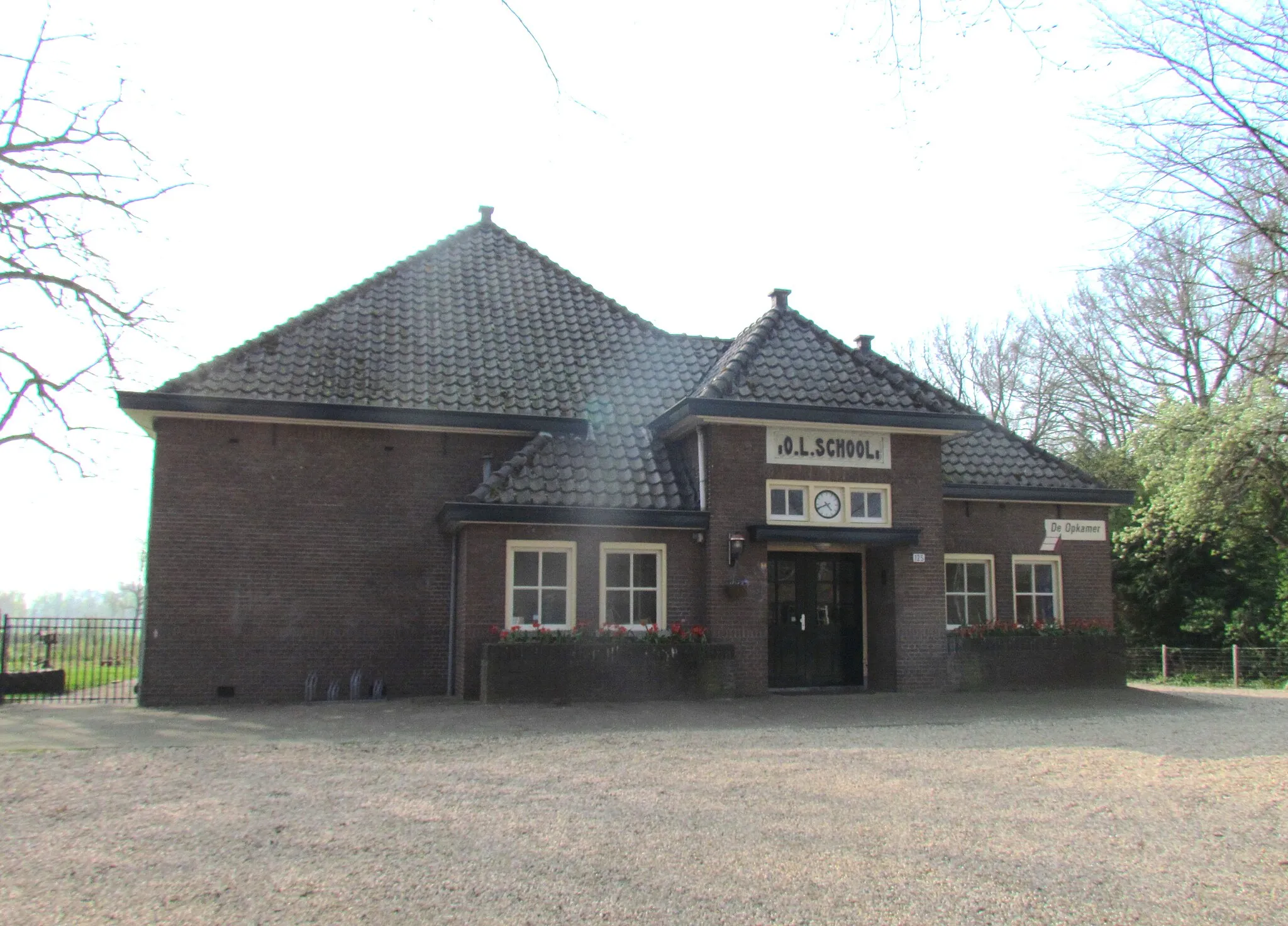 Photo showing: Voormalige openbare lagere school "De Vossestaart" in Oeken (gemeente Brummen, NL), Voorsterweg 125. Gemeentelijk monument en anno 2014 in functie als locatie voor buitenschoolse opvang