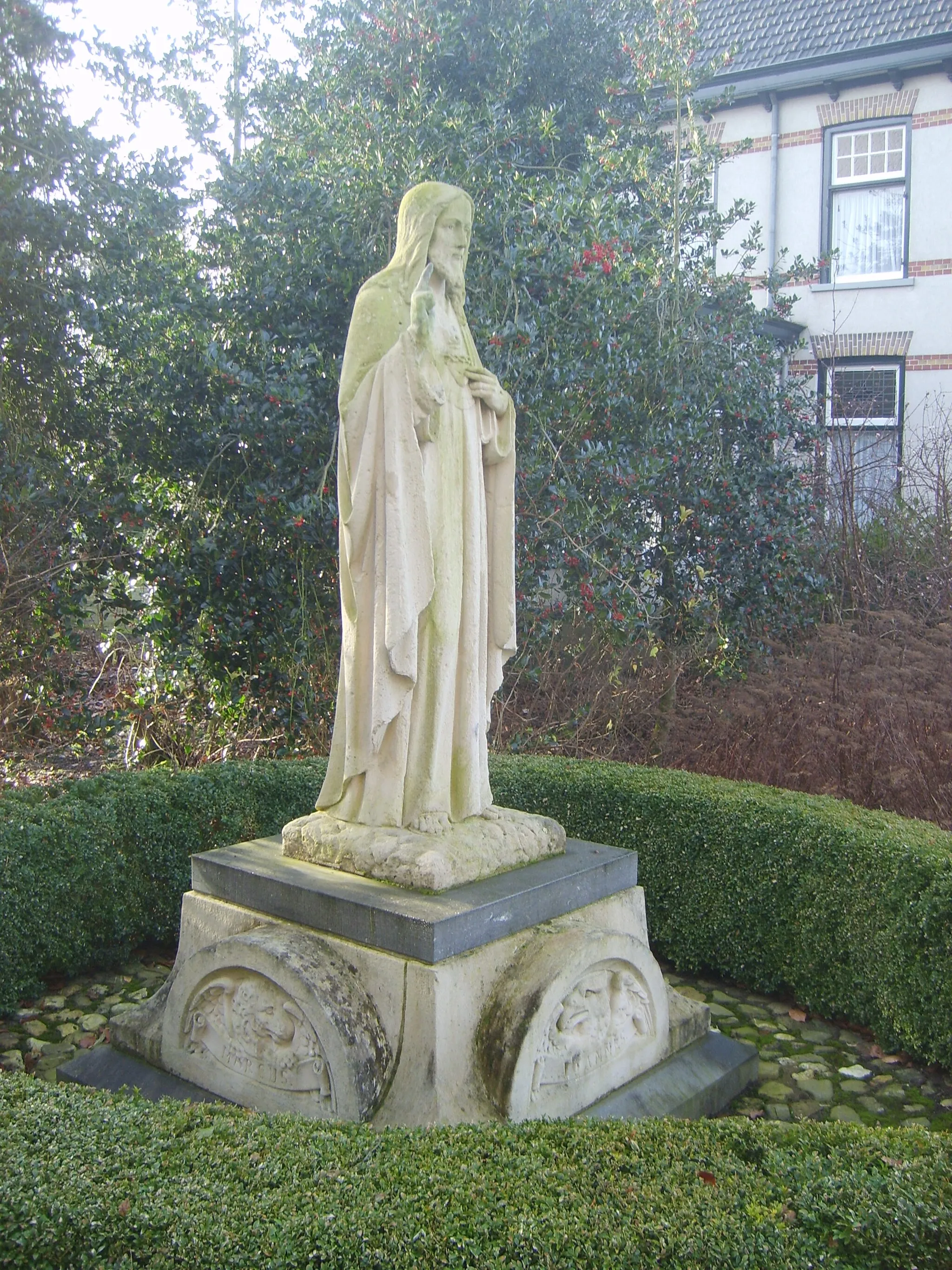 Photo showing: Foto van het heilig hartbeeld Groessen met op de achtergrond de pastorie beeld afkomstig uit 1924