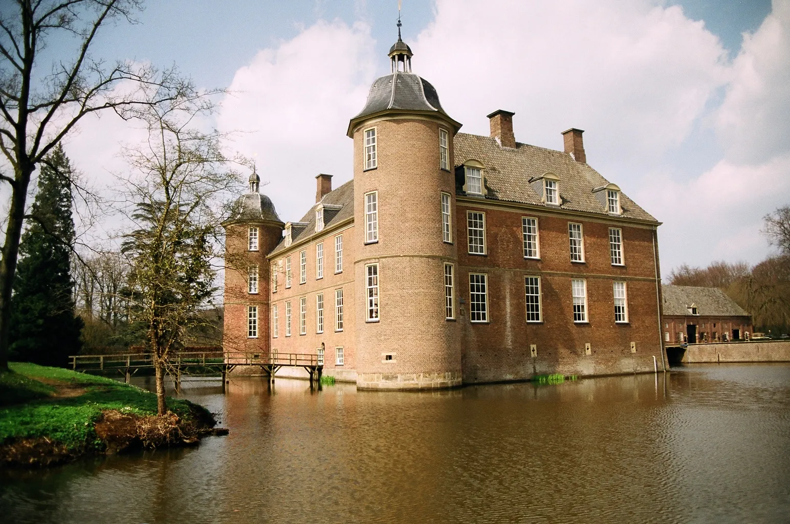 Photo showing: Kasteel gezien vanaf het voergangsbruggetje aan de weg