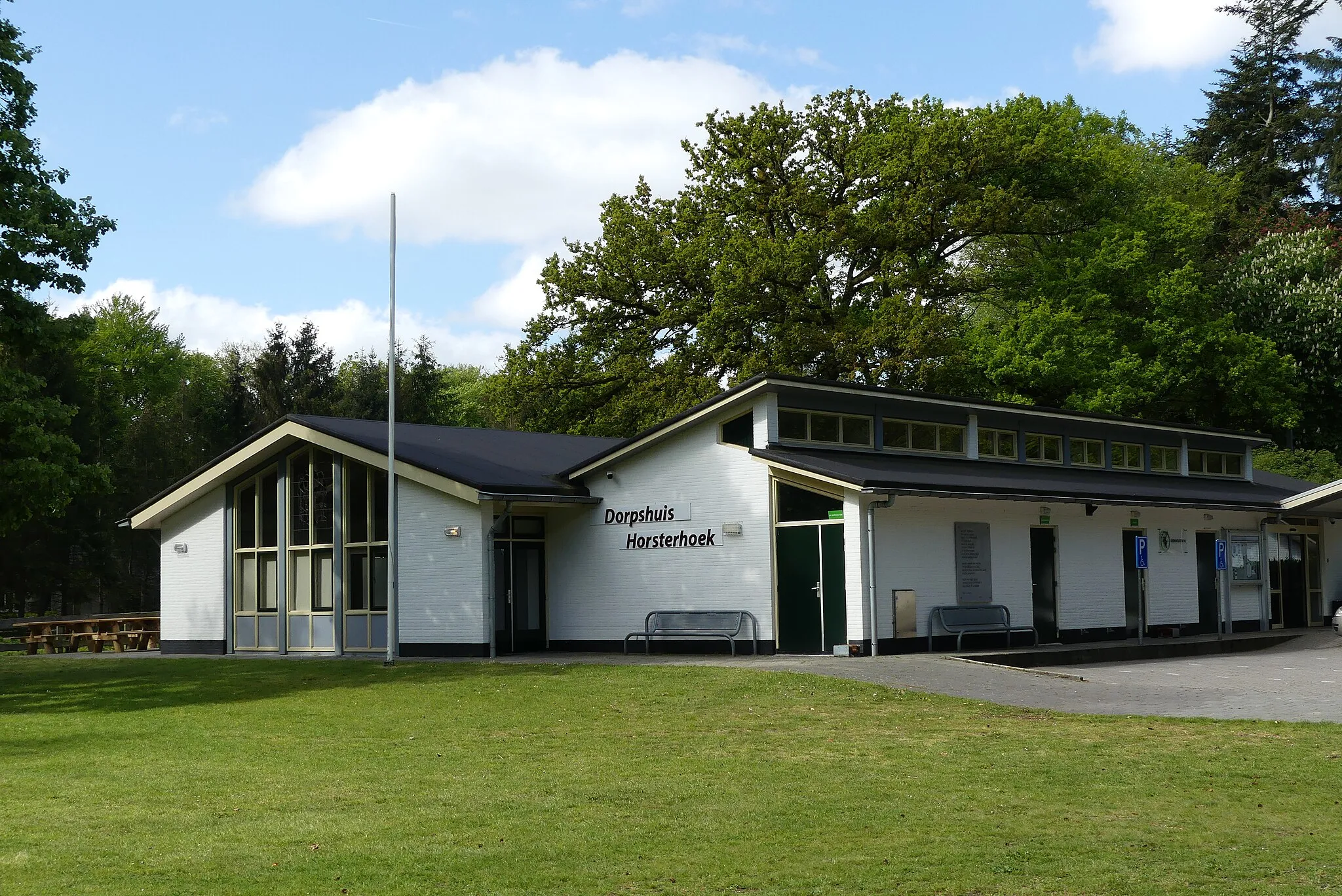 Photo showing: Zicht op een deel van het Dorpshuis Horsterhoek, Elspeterbosweg 26, 8076 RC Vierhouten