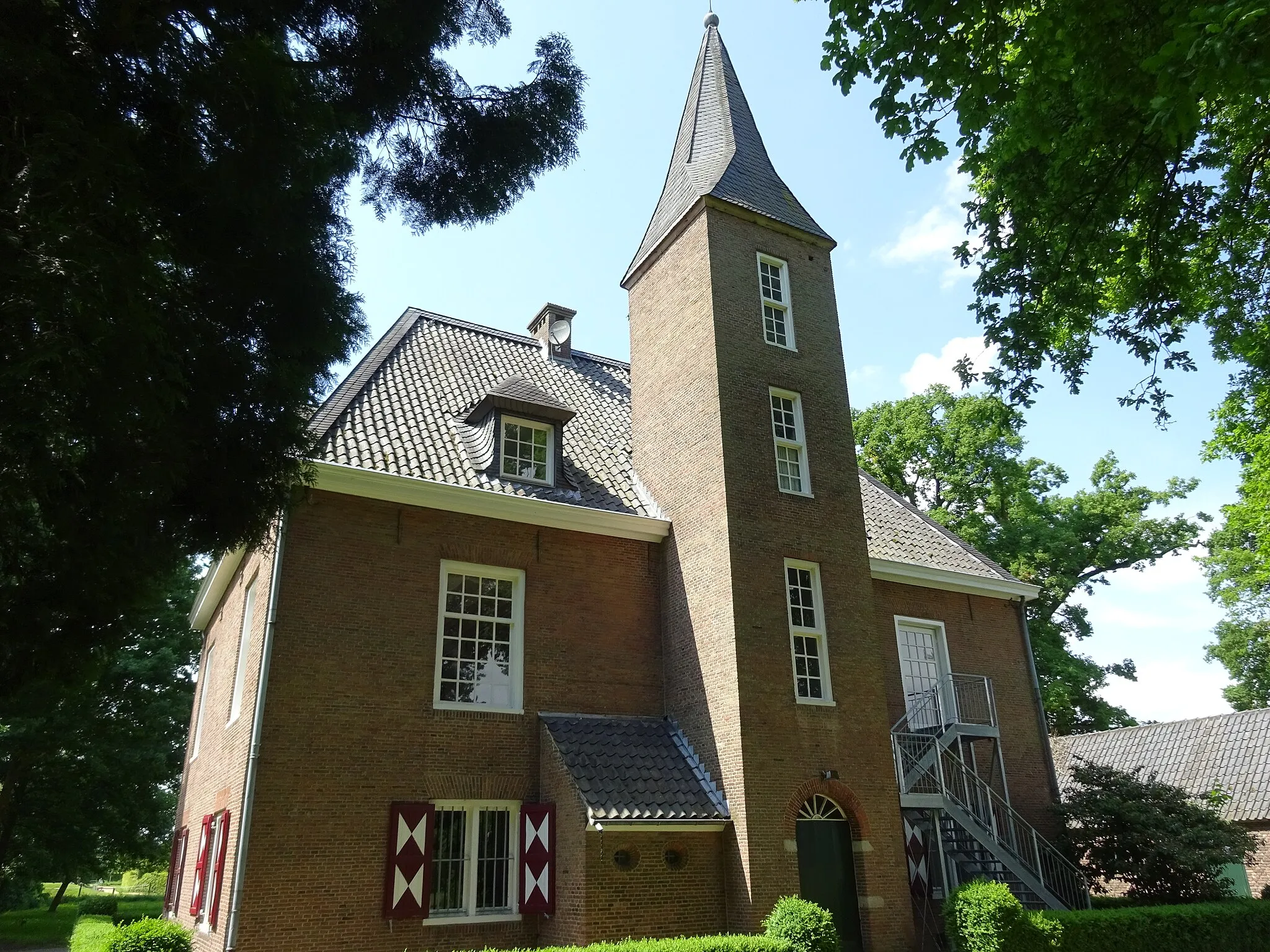 Photo showing: Schlösschen Borghees in Emmerich am Rhein, achtergevel met halfvrijstaande toren.