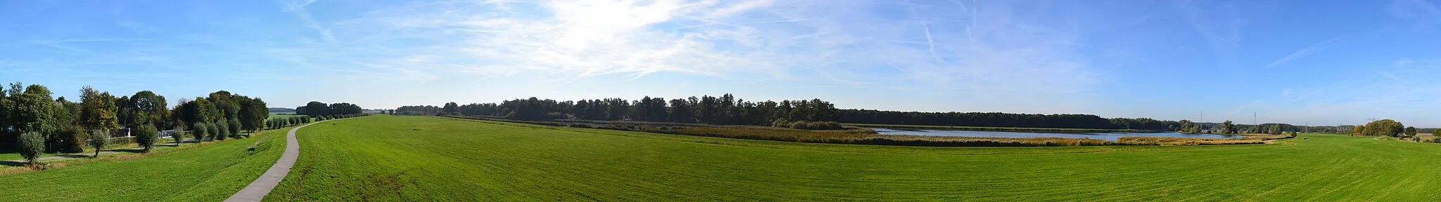 Photo showing: View of Vollenhover Kanaal from work of art Krusende Flerken by Ids Willemsma. Panoramic made using AutoStitch.