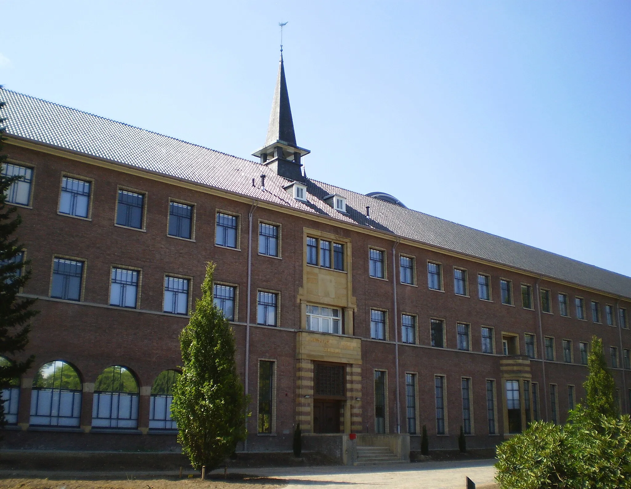 Photo showing: Front building of former seminary 'De Weijert' of archdiocese Utrecht (built 1933-1935) in Apeldoorn, the Netherlands; now used by the Police Academy