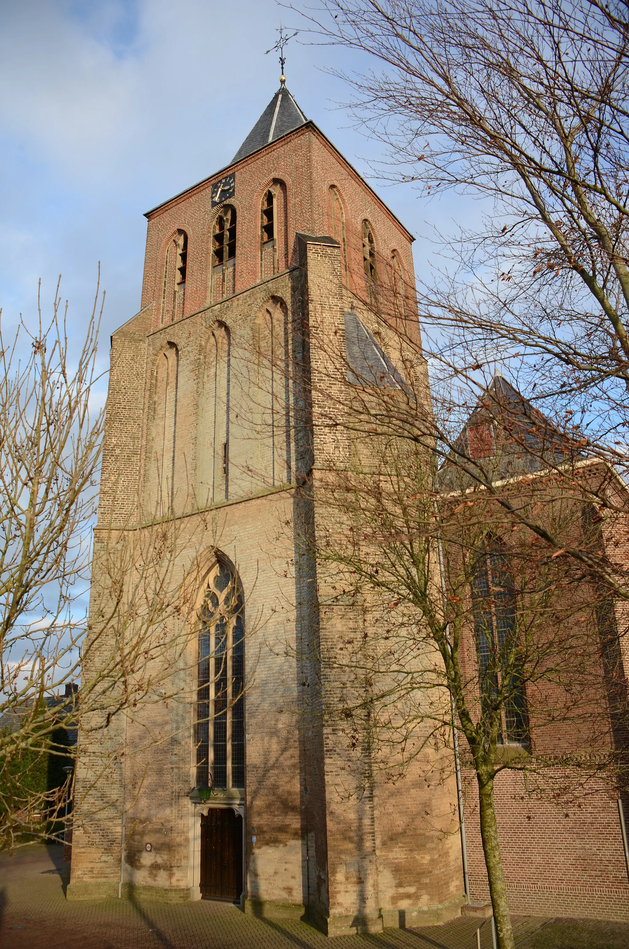 Photo showing: The same church, but now at the frontside with towerview from  nearby