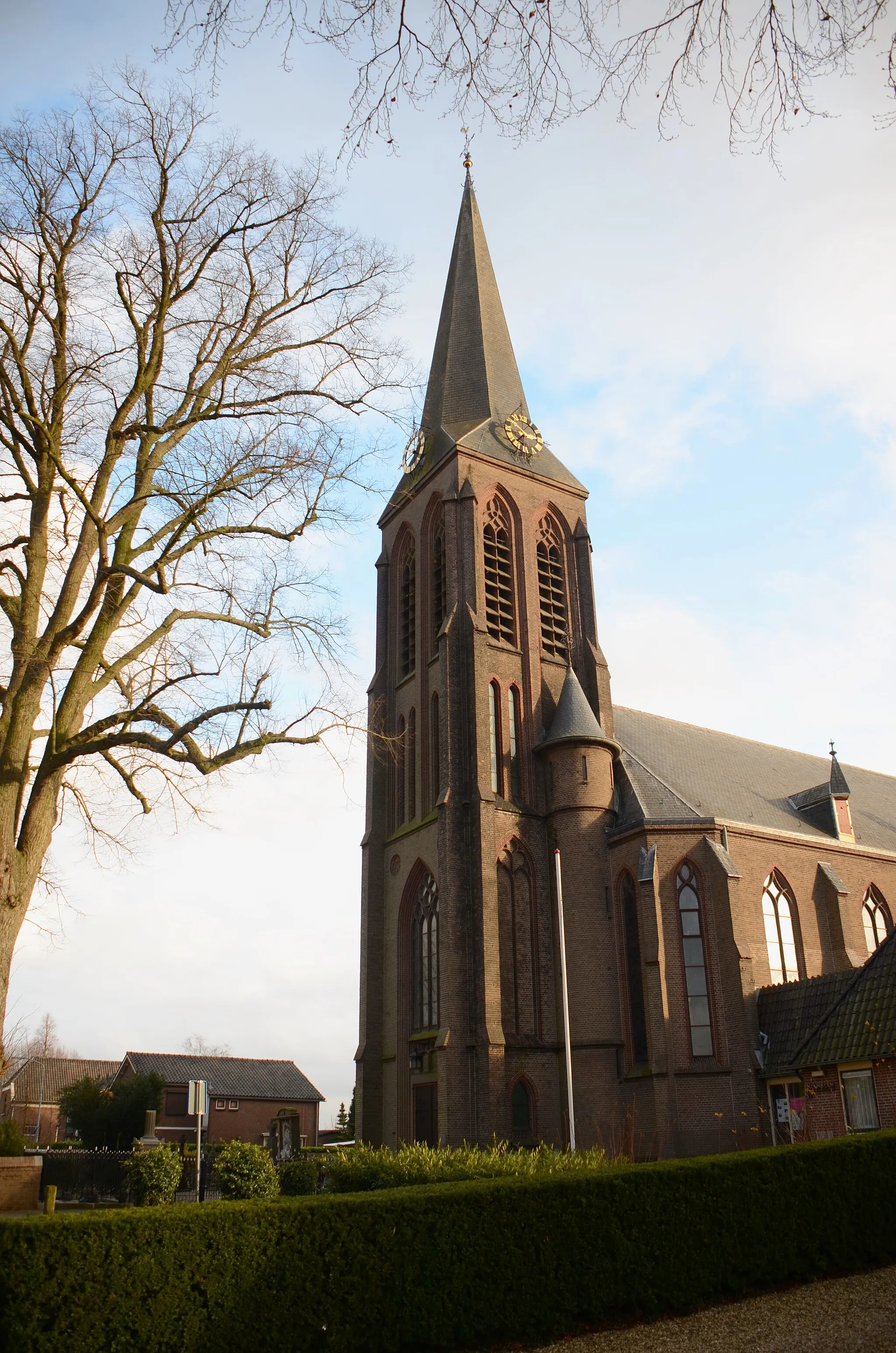 Photo showing: Catholic Martinus church with cemetry at Herwen