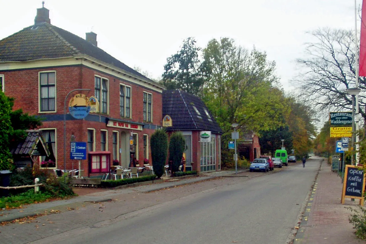 Photo showing: Hoofdstraat (ĉefstrato) Pieterburen, maldekstre la kafejo "het Wapen van Hunsingo" (La blazono de Hunsingo).