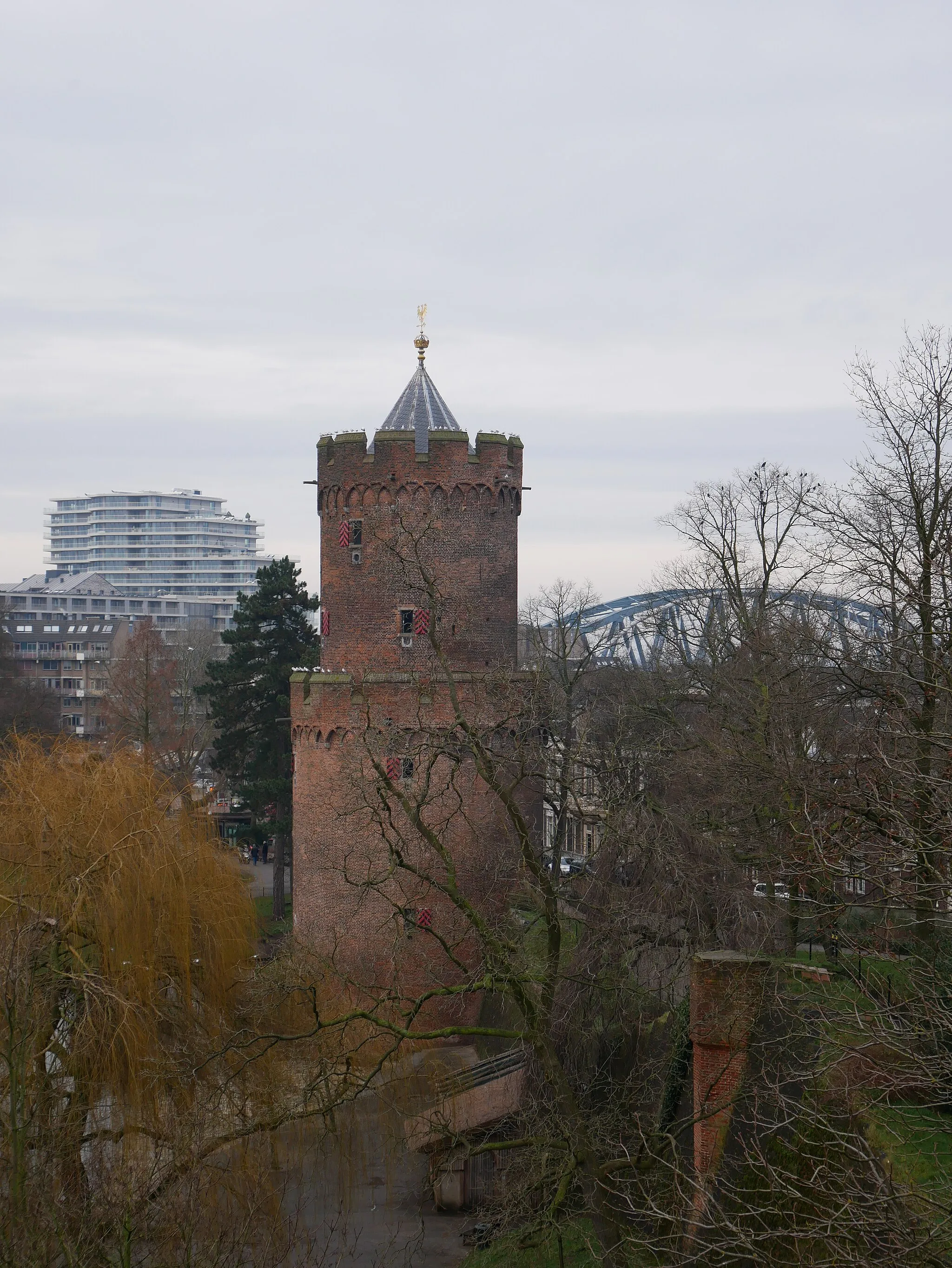 Photo showing: Powder tower in the Kronenburgerpark and the railway bridge in Nijmegen (province of Gelderland)