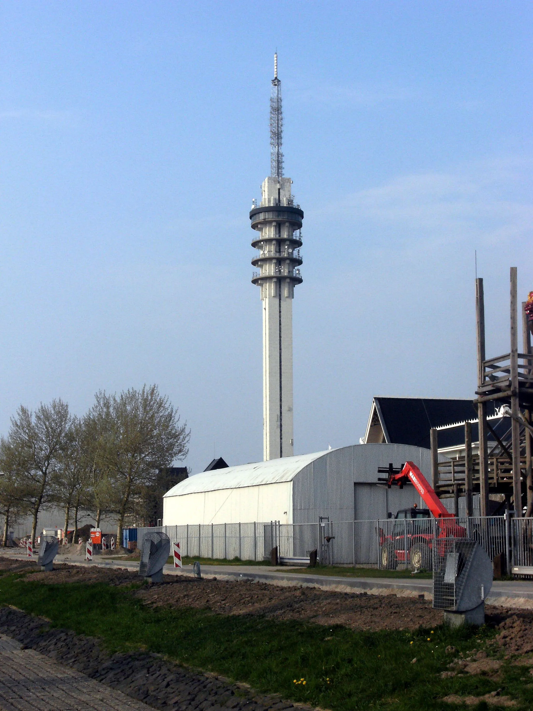 Photo showing: 2011-04-17 Lelystad; Batavia Haven Bataviawerf and zendmast Lelystad.