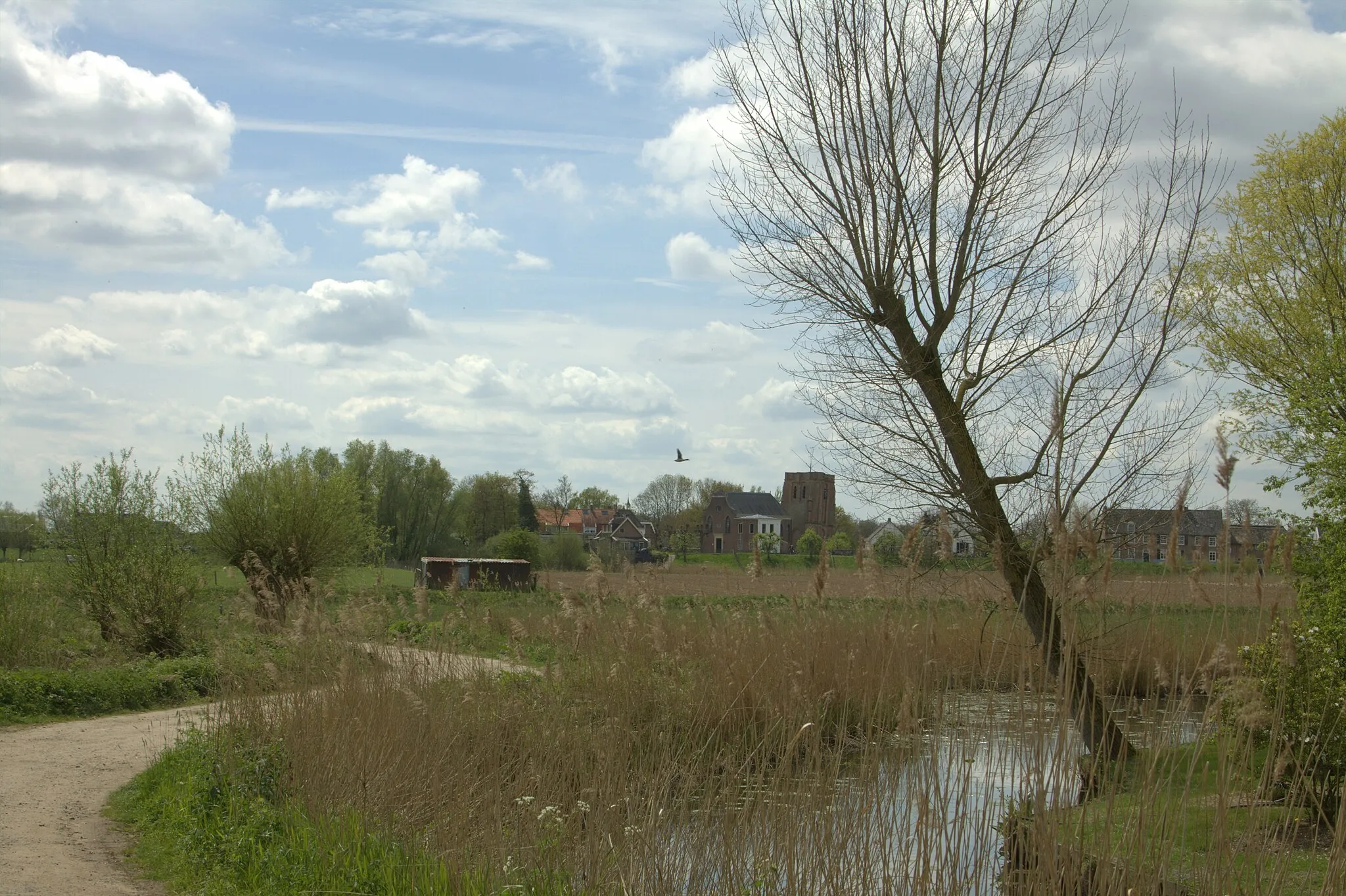 Photo showing: Vanaf het Klompenpad zien we het dorp Acquoy mooi gelegen aan de rivier de Linge.
