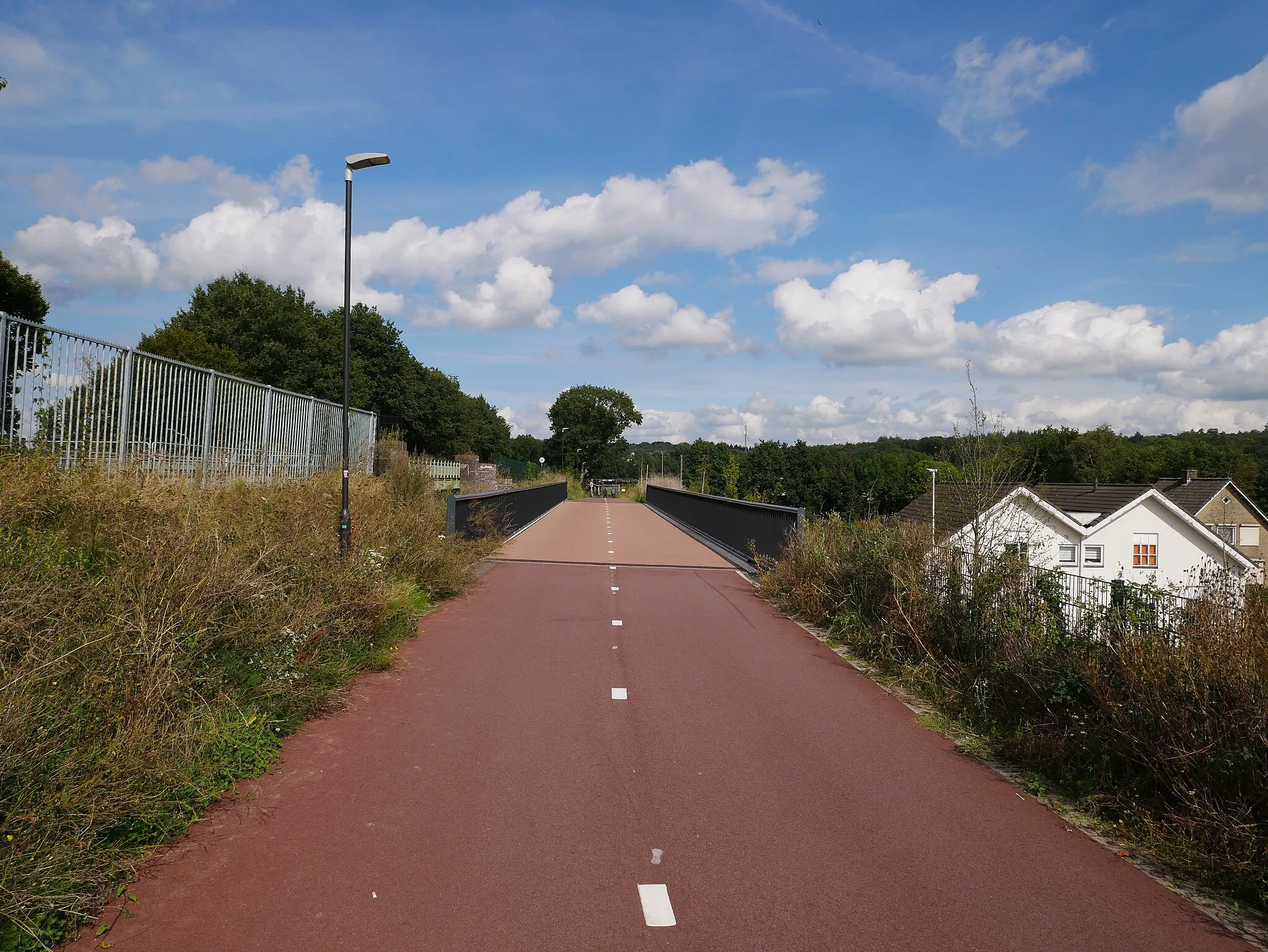 Photo showing: Northern feeder path of the "De Maasover" bicycle bridge along the bicycle highway "MaasWaalpad" in Mook (Province of Limburg)