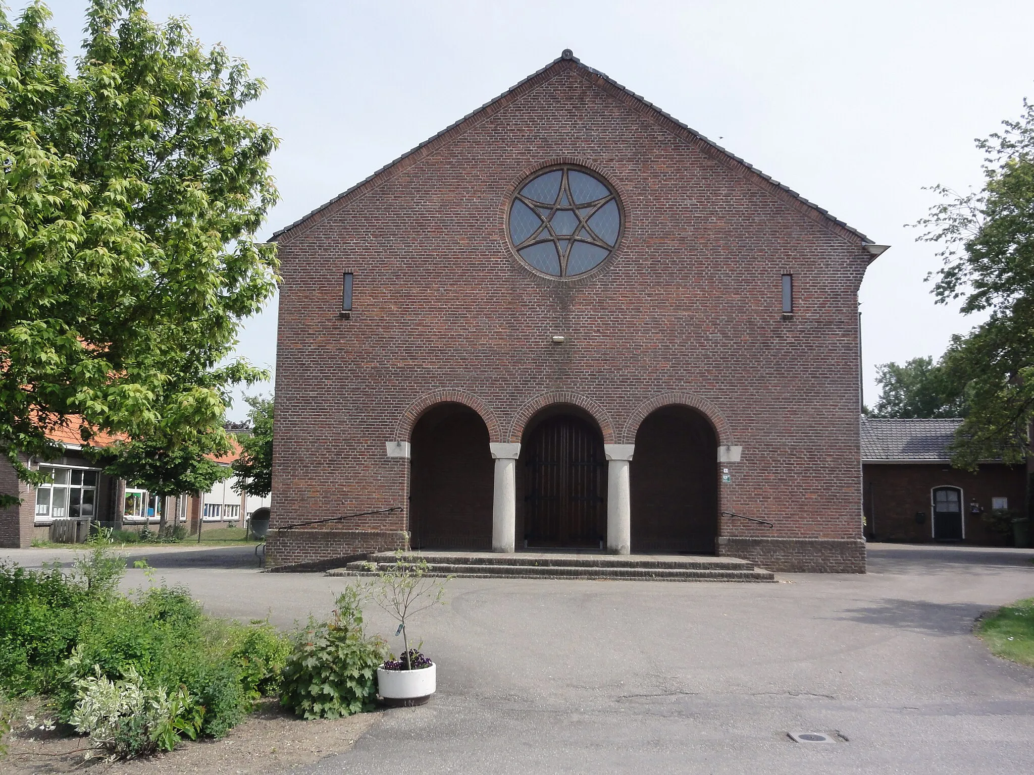 Photo showing: Indoornik (Overbetuwe) RK kerk voorgevel