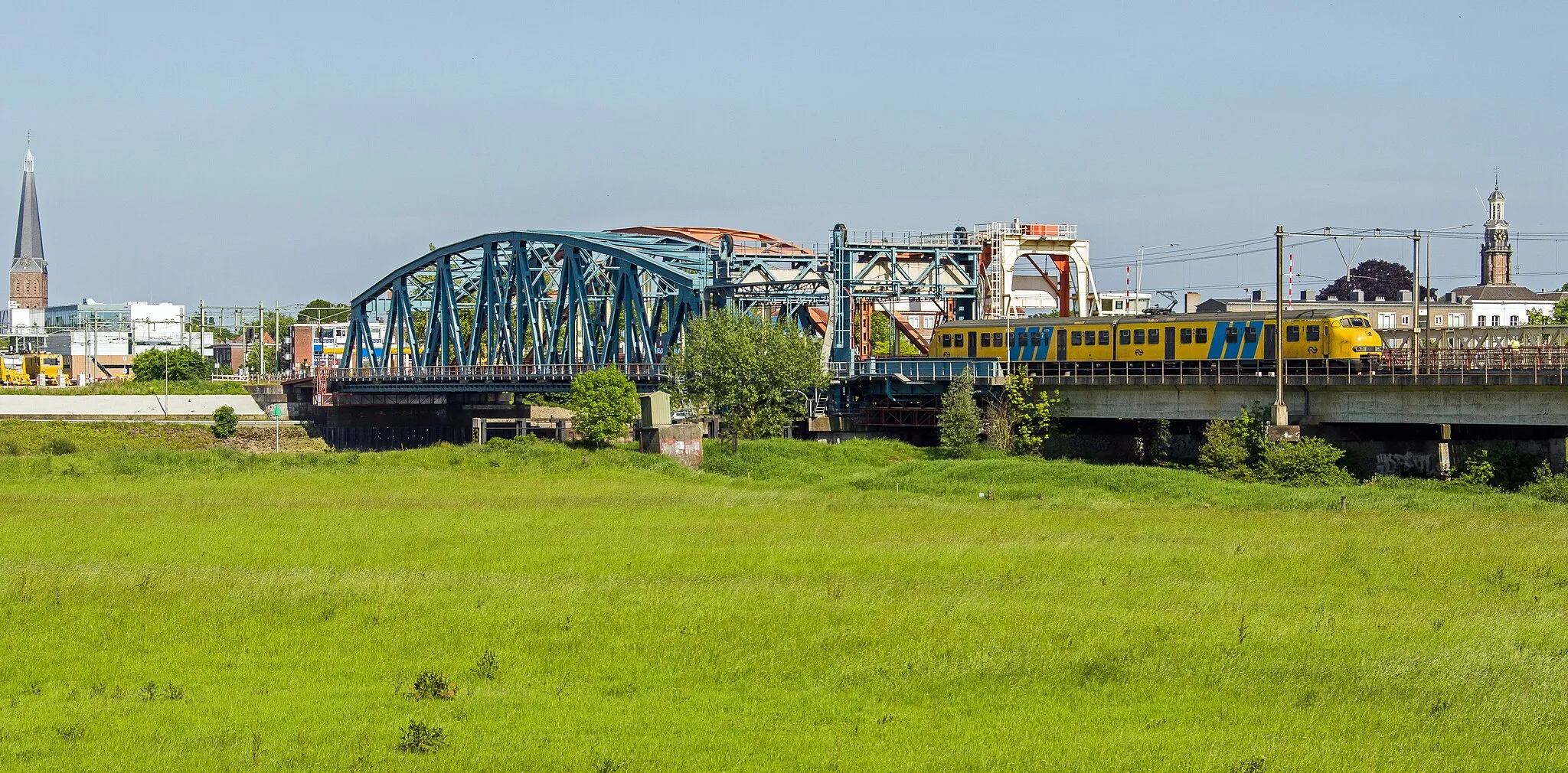 Photo showing: In Zutphen vanaf de kade bij de Hoven kijk je op de brug over de IJssel. Plan V 955 vertrekt als Sprinter naar Nijmegen.