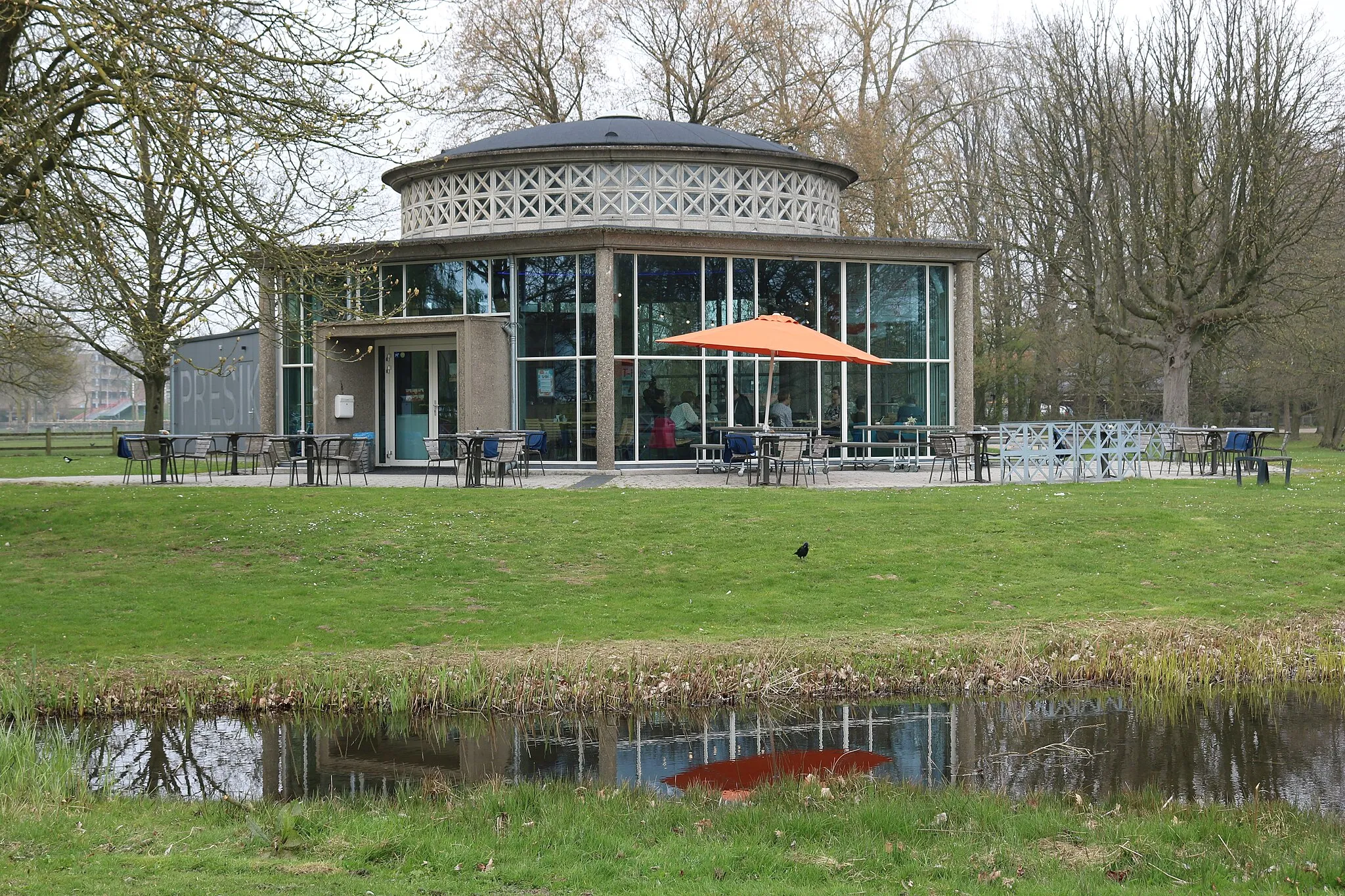 Photo showing: het herbouwde ingangspaviljoen aan de Sonsbeekzijde van het oude station van Arnhem in Park Presikhaaf (Foto: Daniel van der Ree, 6 april 2019)