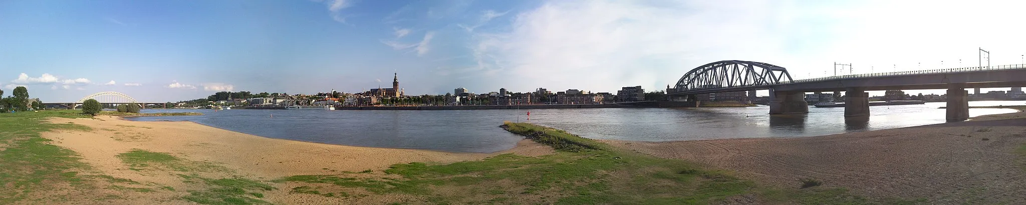Photo showing: Skyline of Nijmegen, between the bridges
