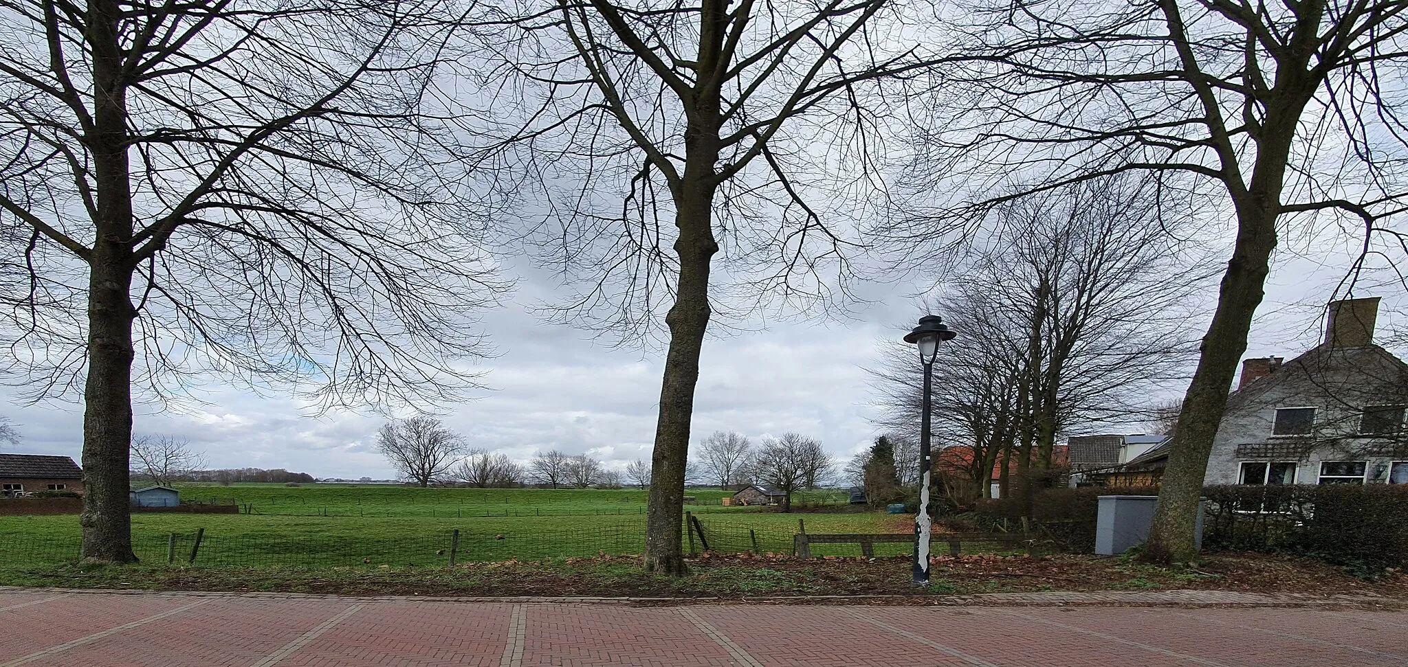Photo showing: Rechtsriekonngenplein 9. Midden de Dijk. Links Graaf Engelbertstraat 2a. Maart 2021