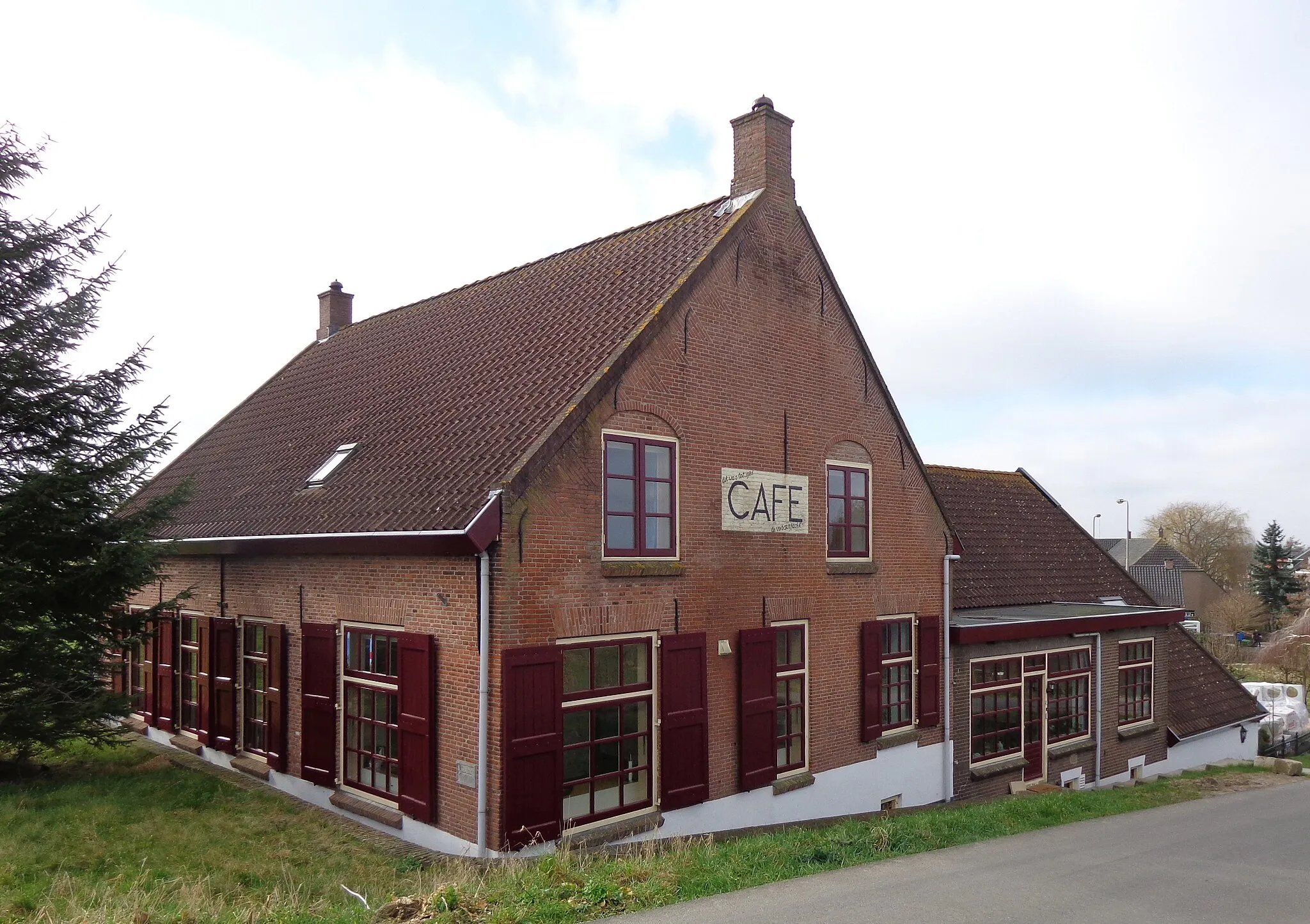Photo showing: Voormalig Cafe De Vossenjacht te Hellouw, hoek Korfgraaf 50 en Waalbandijk 145