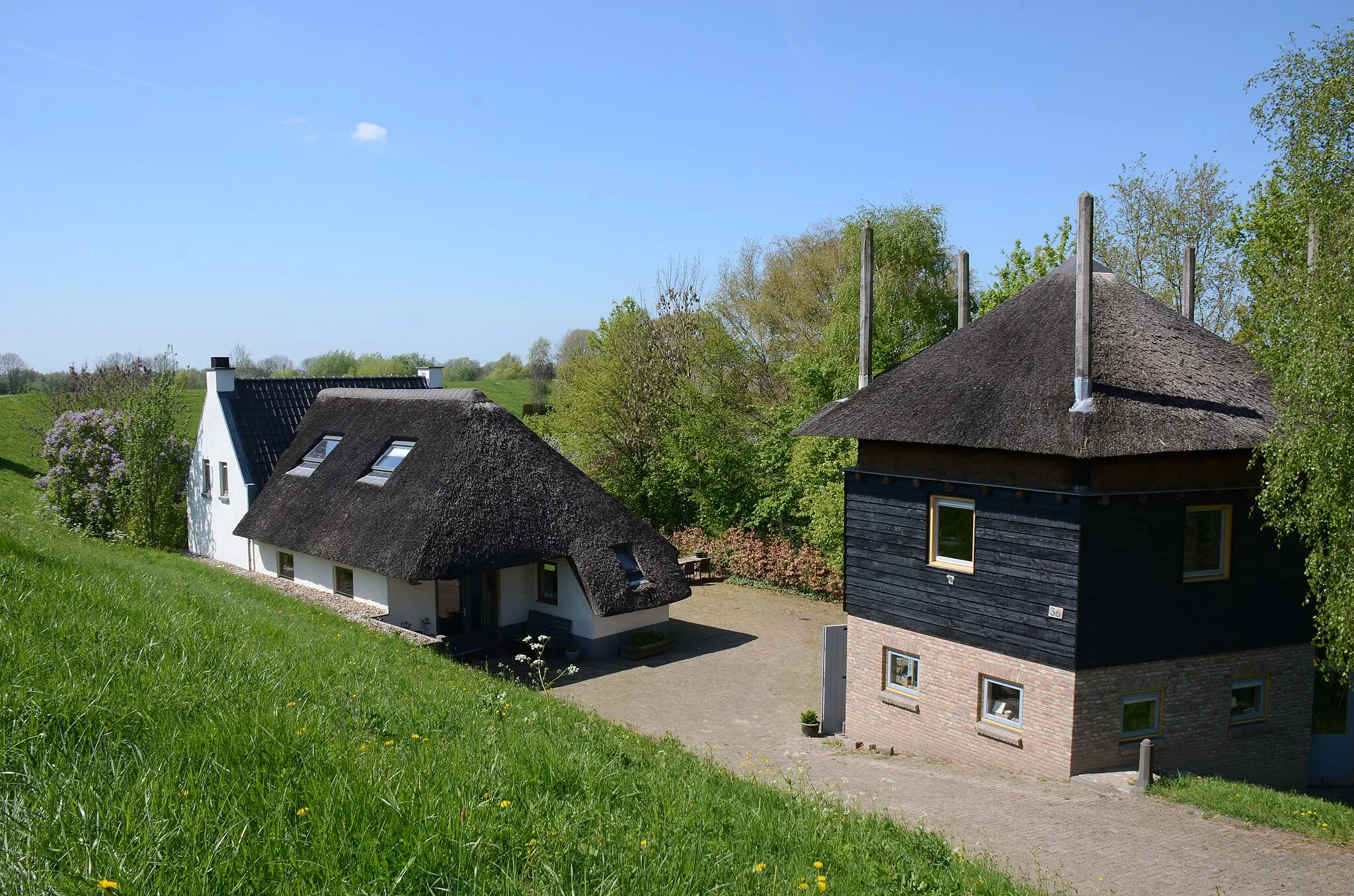 Photo showing: Dutch traditional farm along the Waal-river near Opijnen