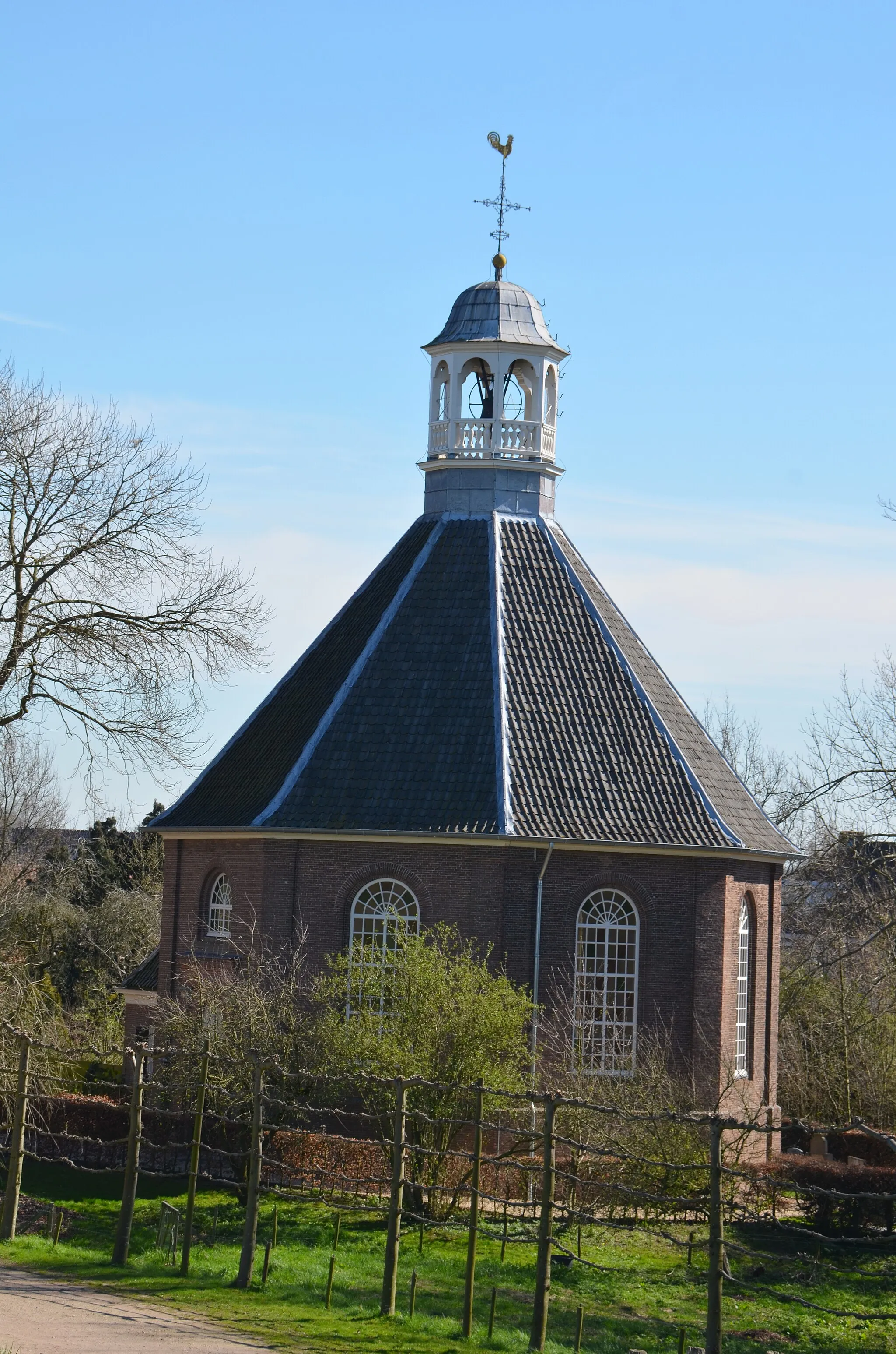 Photo showing: A tiny chapel/church at Beneden leeuwen