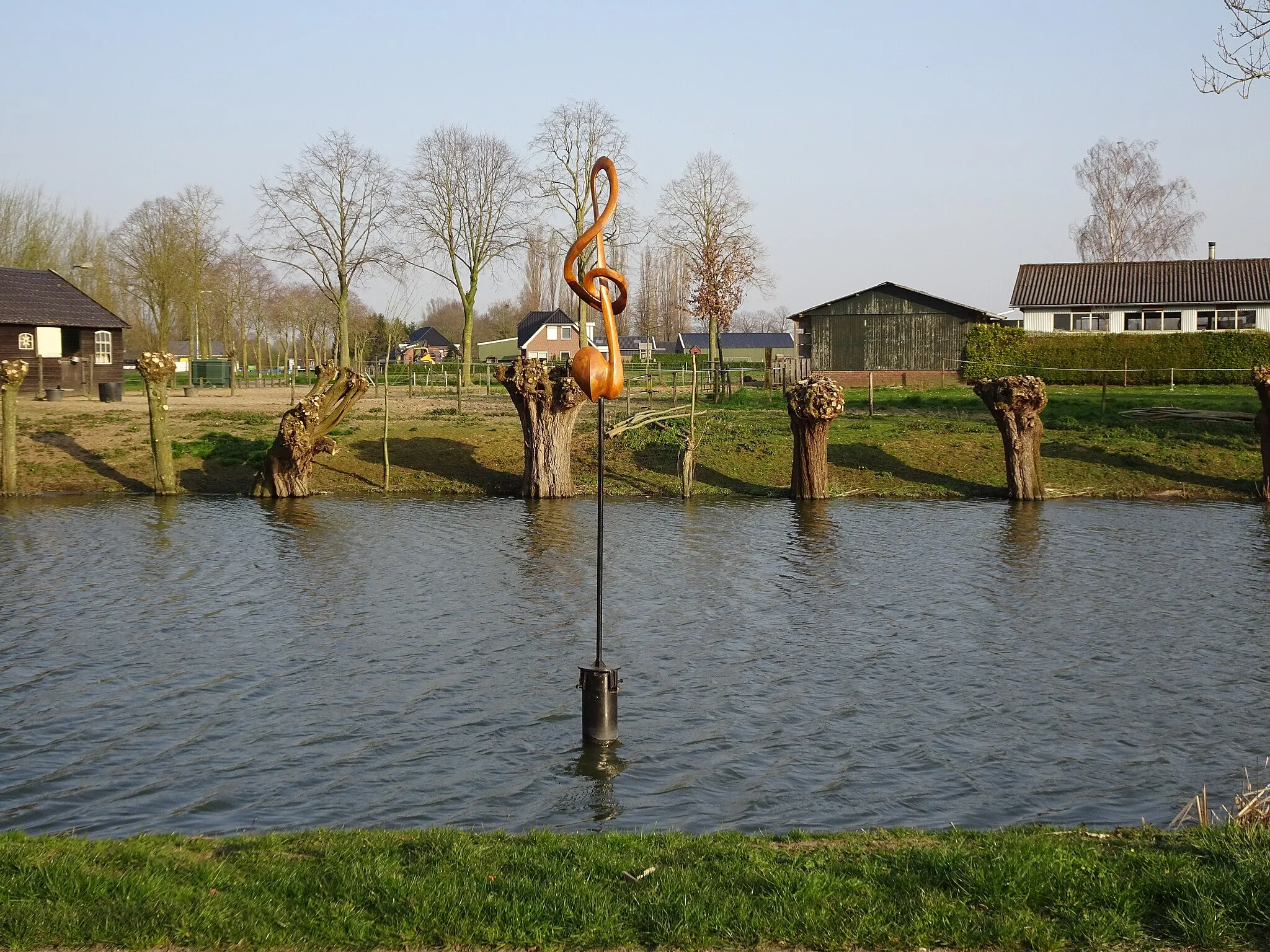 Photo showing: Azewijn, de Laak met houten sculptuur: muzieksleutel