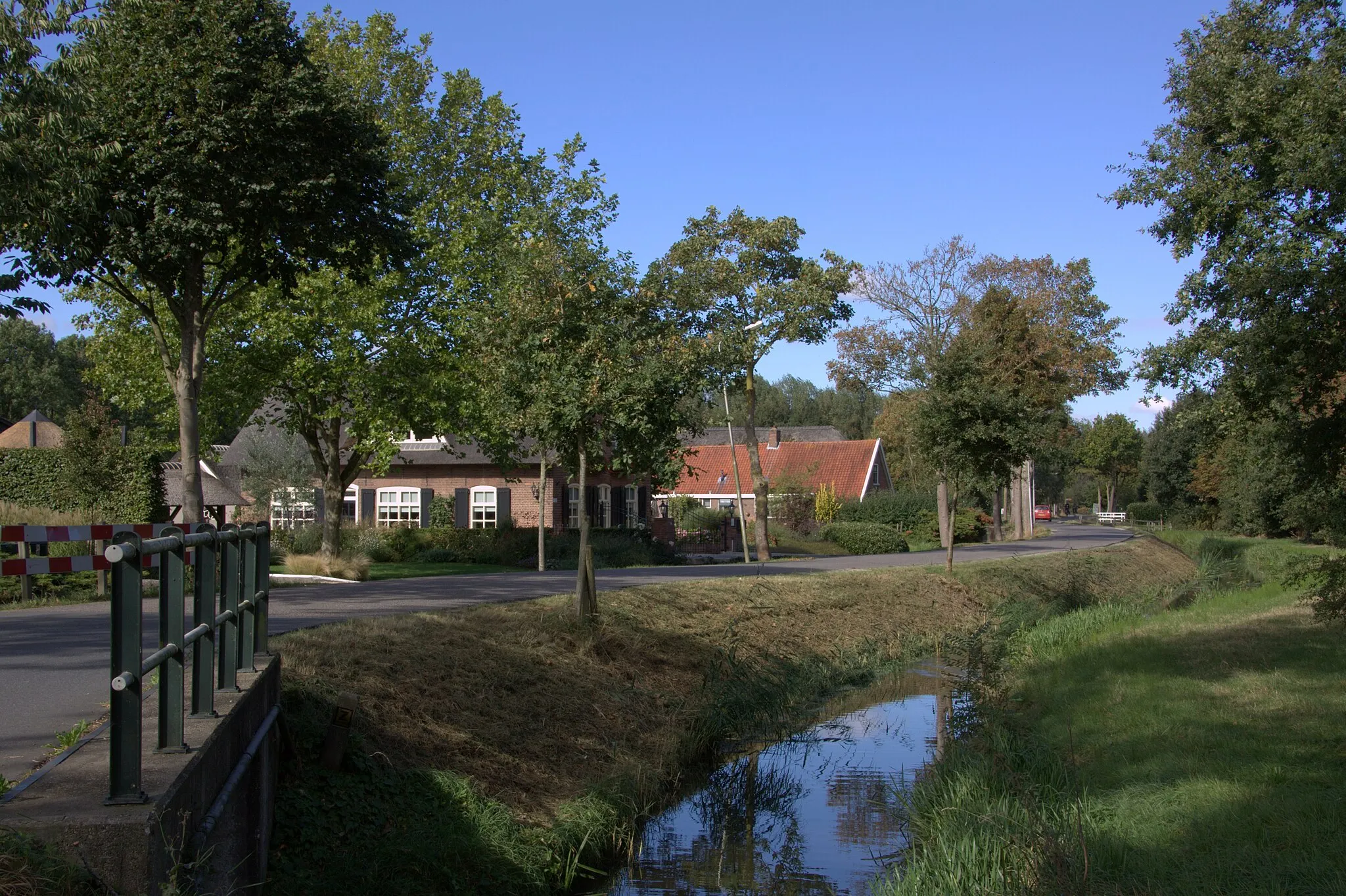 Photo showing: Tussen Leerdam en Leerbroek ligt de mooie lommerrijke weg Het Recht van ter Leede.