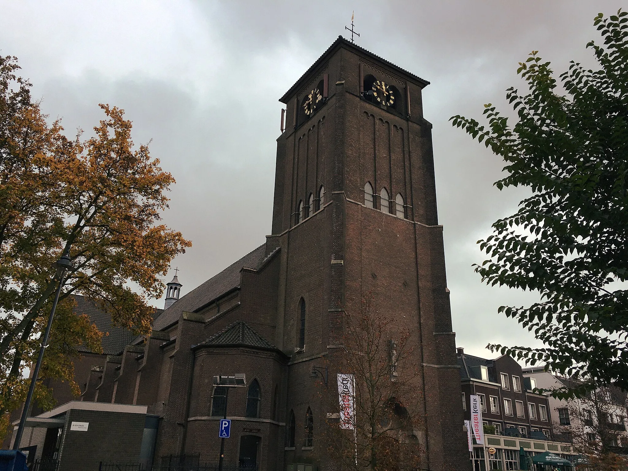 Photo showing: A side view of the Bemmel Theaterchurch on a dark and rainy day in November.
