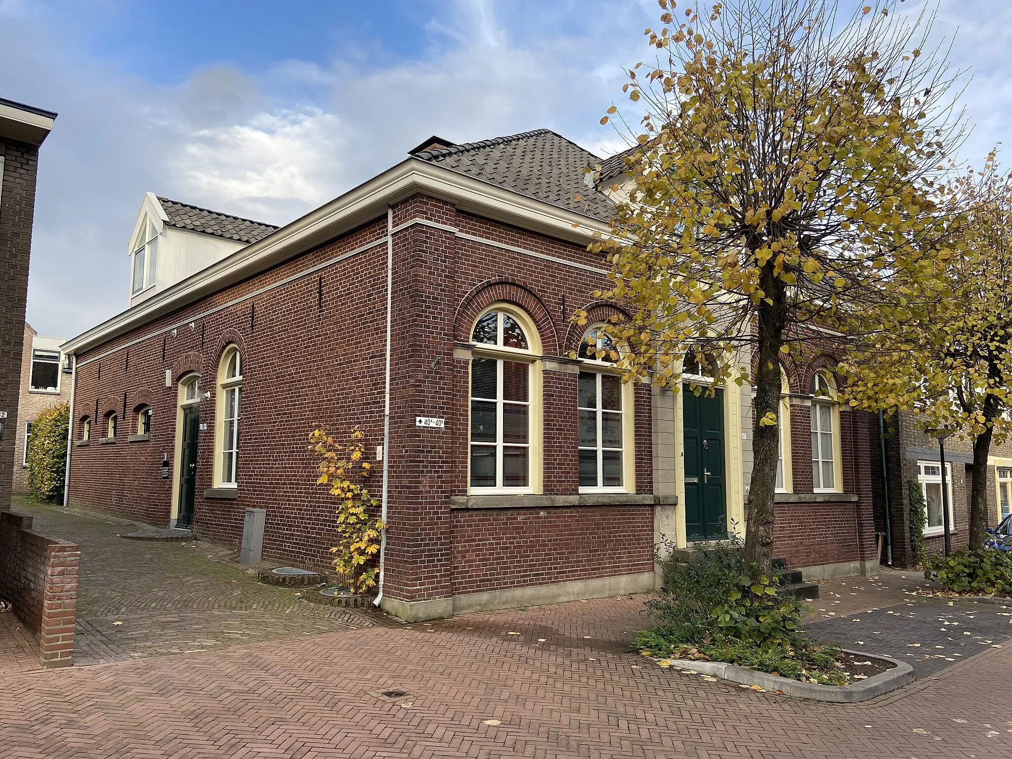 Photo showing: Voormalige gevangenis van Aalten aan de Prinsenstraat. Werd in 1861 gebouwd als het "Kantonnaal Huis van Bewaring" n.a.v. een Koninklijk Besluit uit 1841. In het pand bevonden zich zes cellen. De gevangenis werd in 1886 gesloten. In 1987 werd het pand gerestaureerd en omgezet naar een woonhuis.
