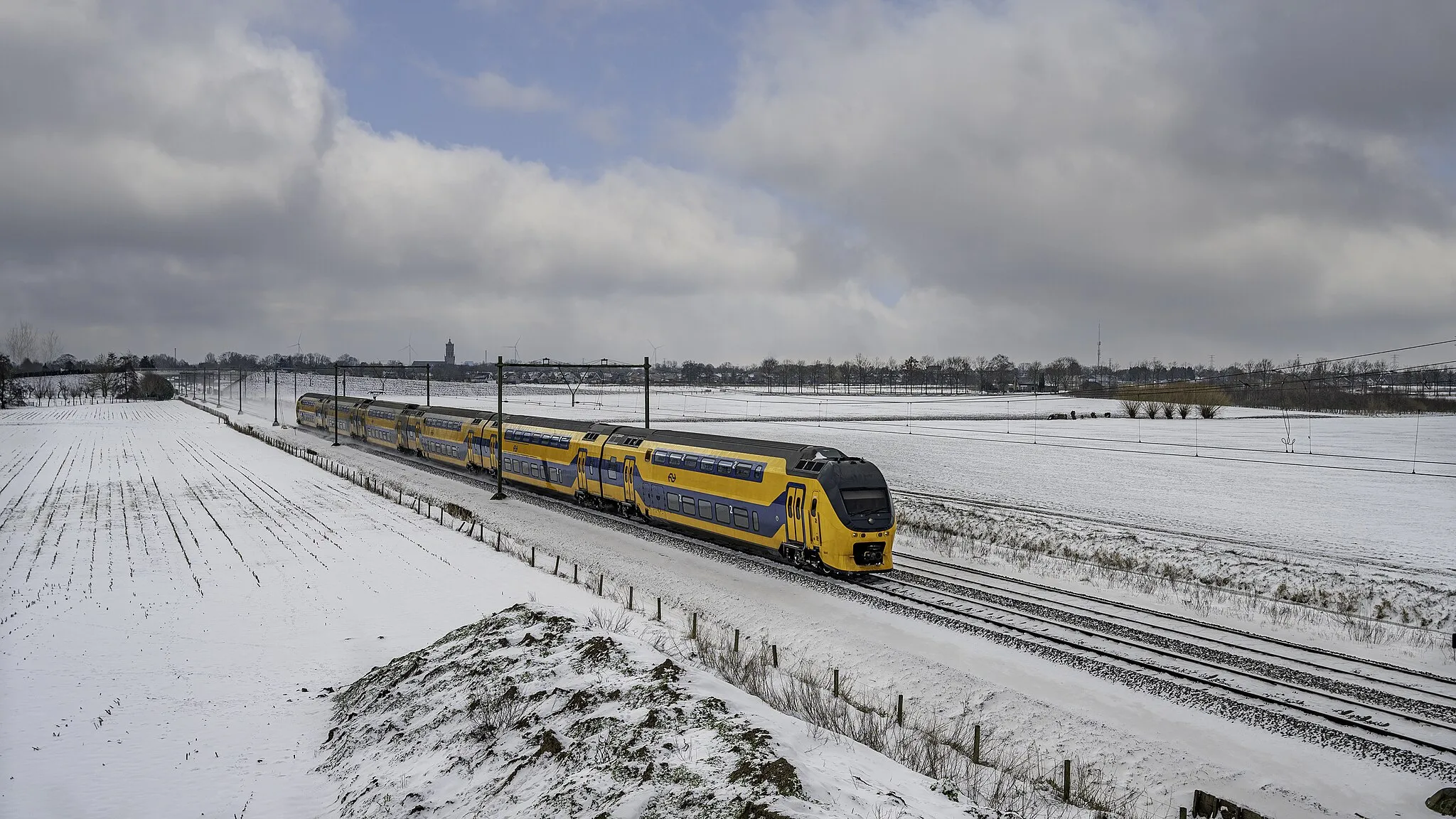 Photo showing: Voorlopig de laatste sneeuwplaatjes die ik plaats, voordat we richting lente gaan. Volop sneeuw in Elst. Sporadisch reed er een Intercity tussen alle Sprinters door. Zoals deze NSR VIRMm 8621. Het stel is onderweg als IC 303142 naar Schiphol Airport