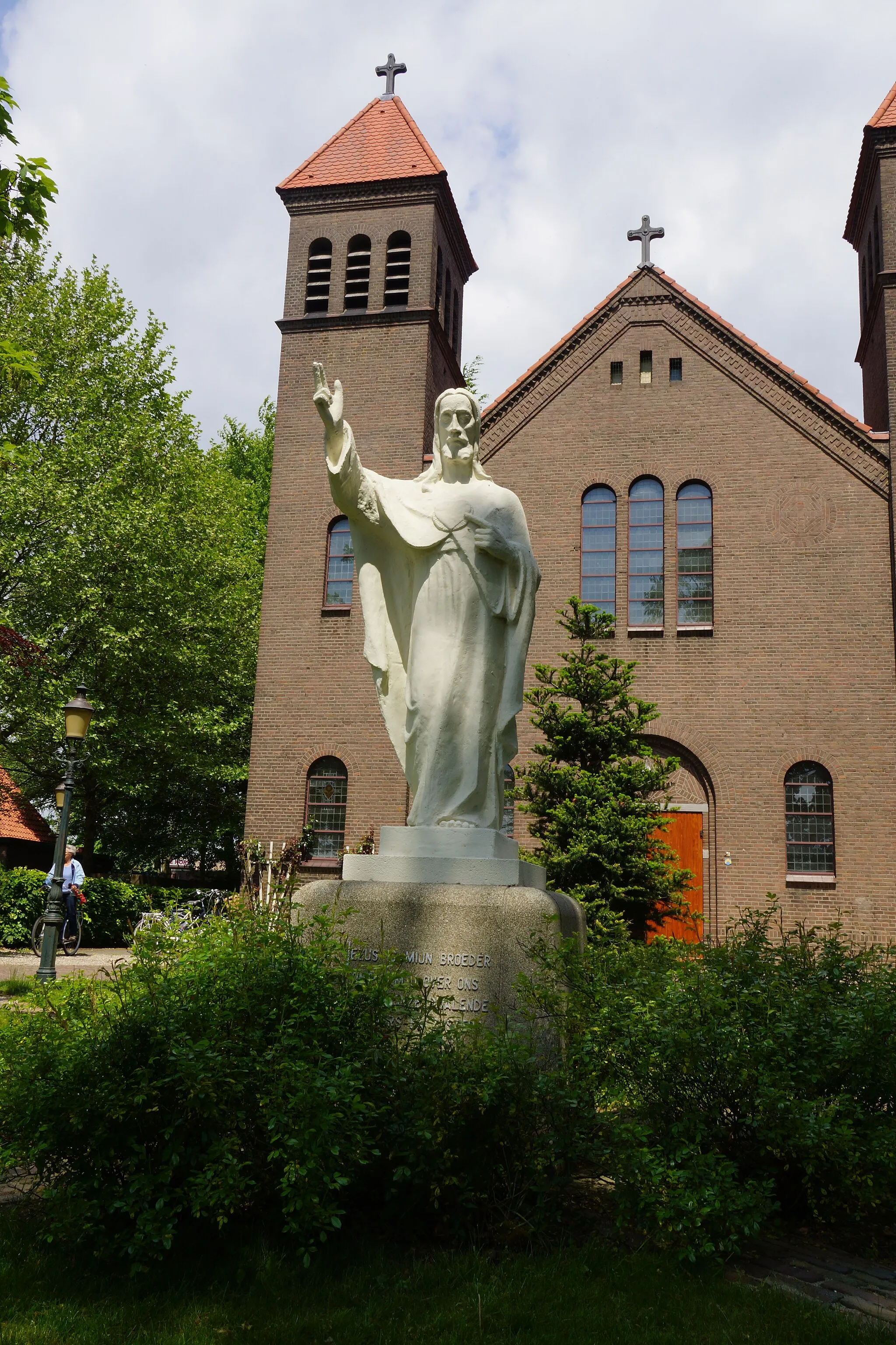 Photo showing: Nieuw-Wehl, Heilig Hartbeeld bij de H. Antonius van Padua kerk (2)