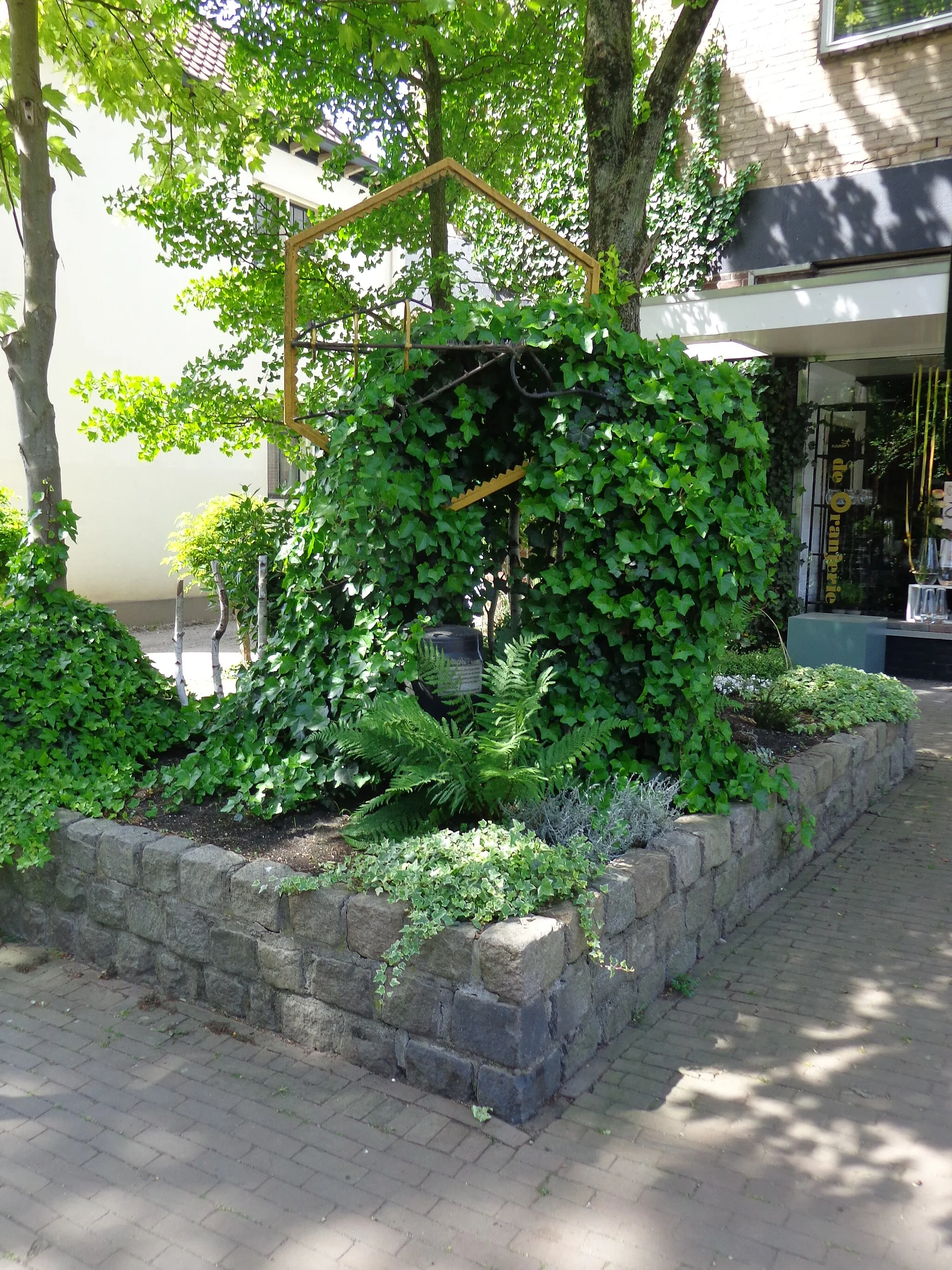 Photo showing: Overwoekerd beeld Bijenmonument van Josje Esselman te Renkum