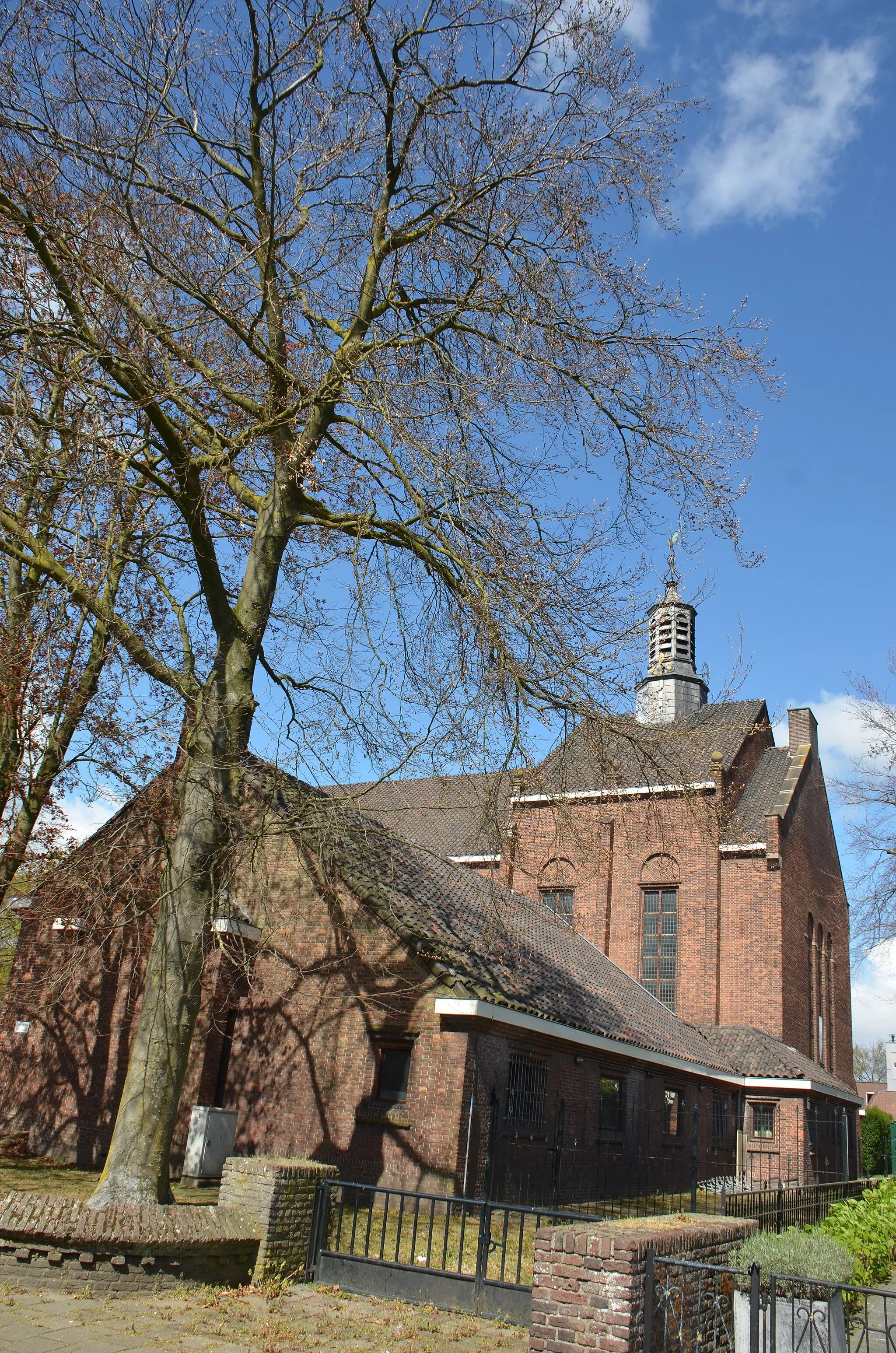Photo showing: Protestant church at Renkum in springtime