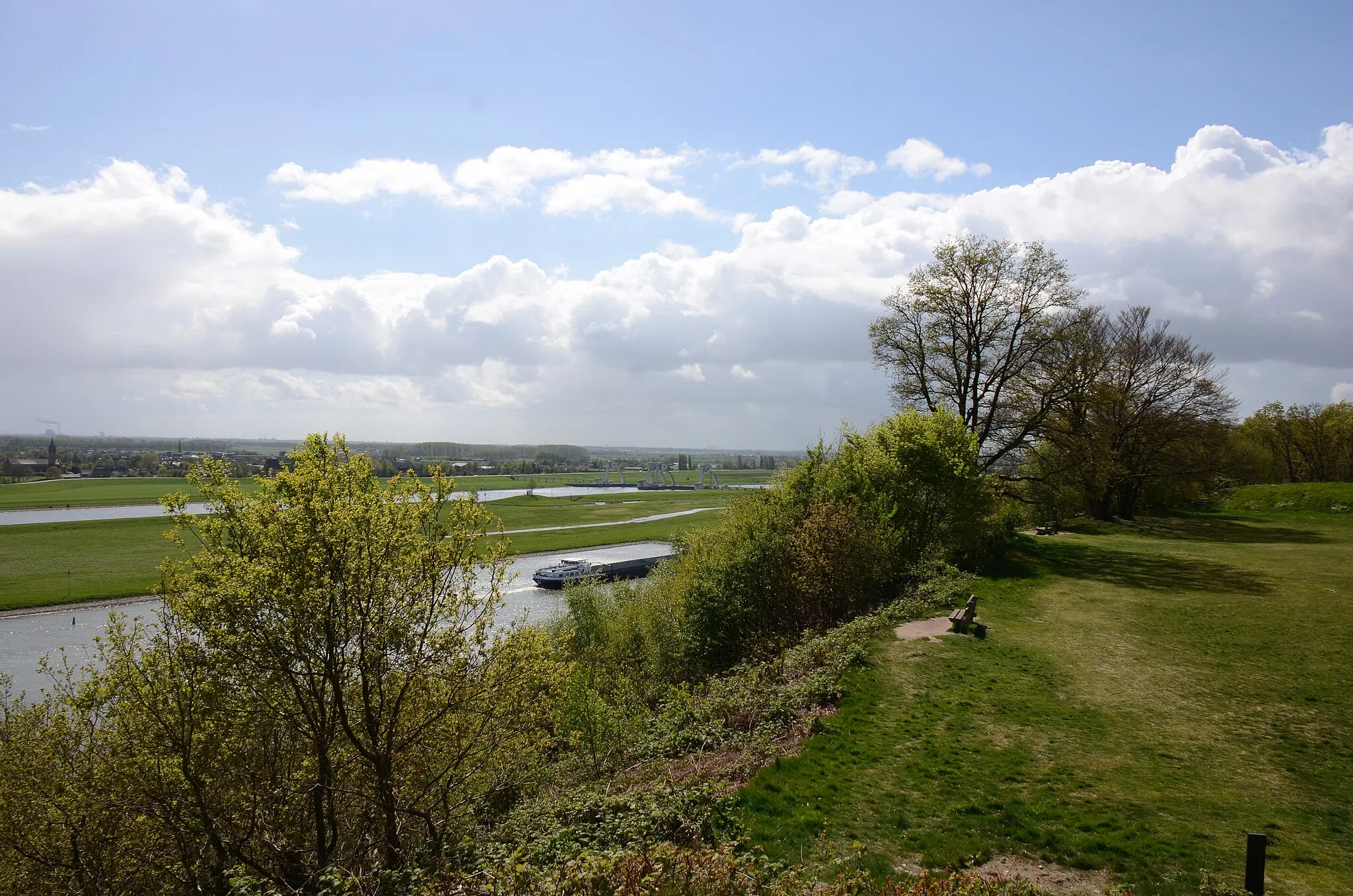 Photo showing: Duno Park panorama view at Betuwe and the Driel barrier closed due to low Rhine waterlevel