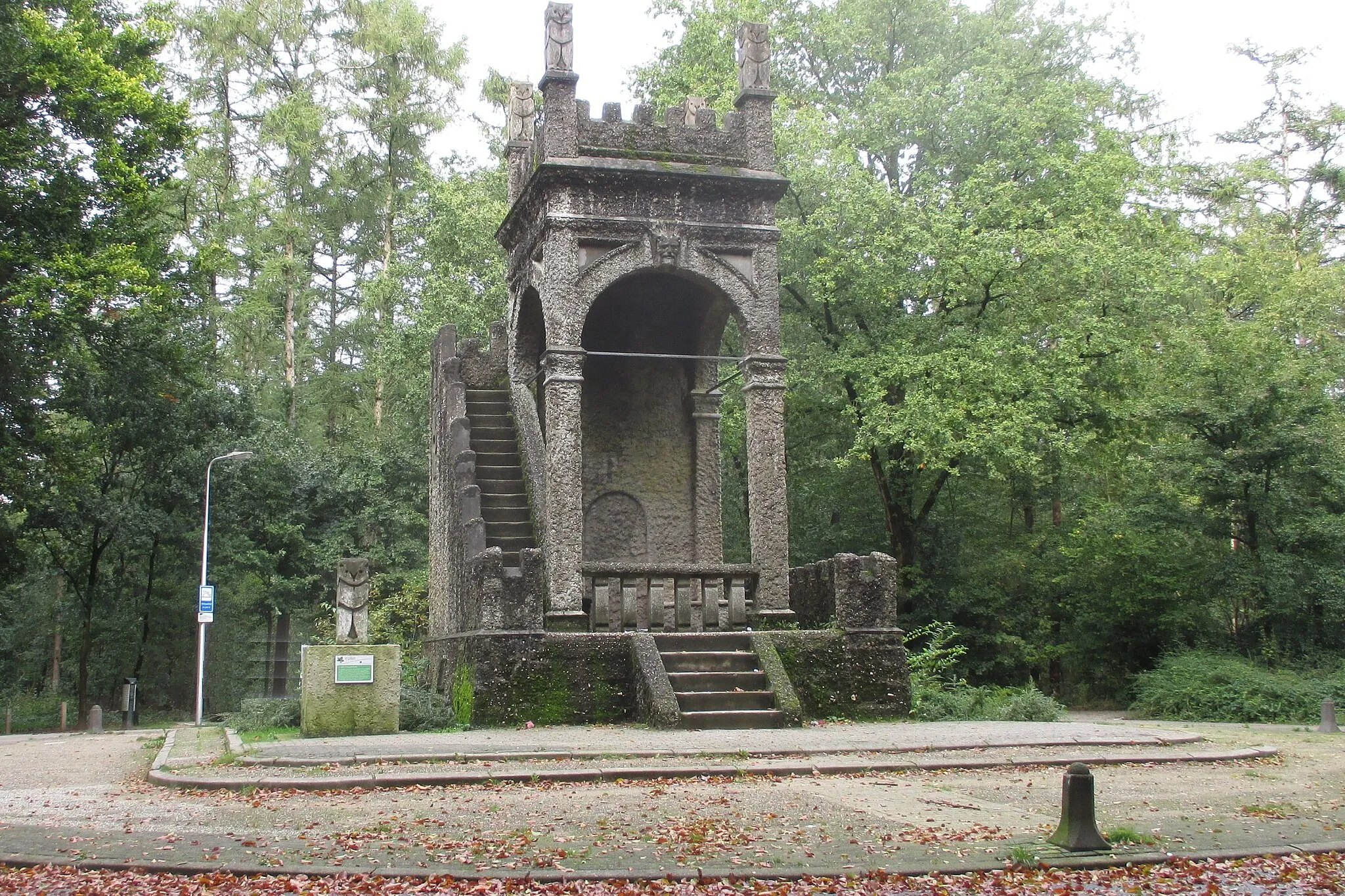 Photo showing: Uilentoren Leersum in 2019 gelegen bovenaan de lombokheuvel. Links van de Uilentoren staat op een sokkel de in 2012 teruggevonden originele vierde uil. Op de toren zelf is deze na de vermissing in 1966 vervangen door een replica.