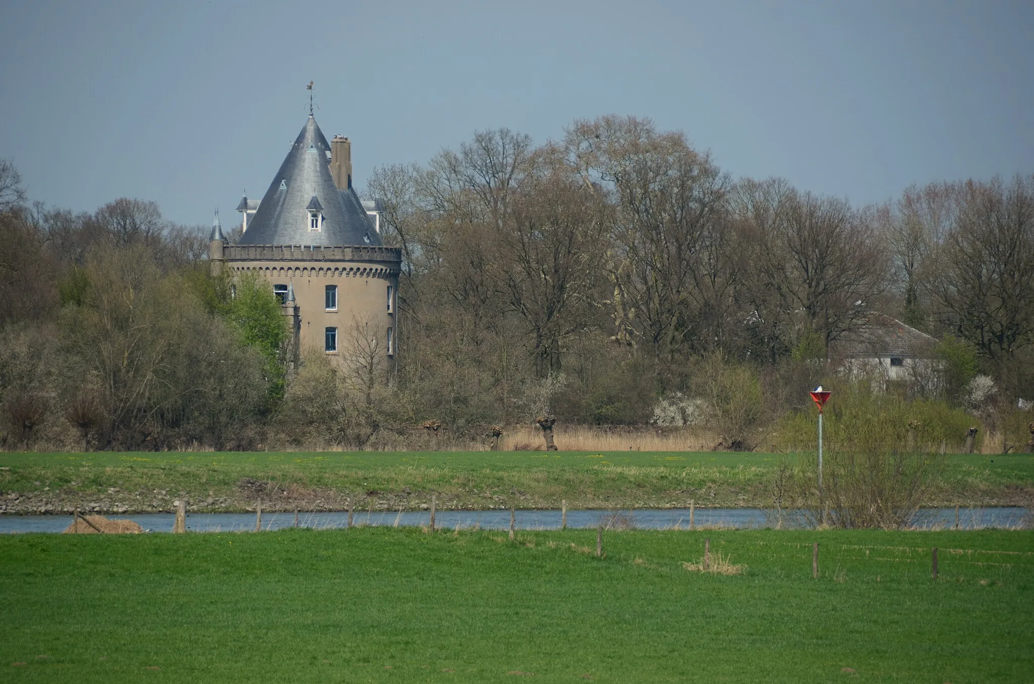 Photo showing: The Spankeren Gelderse Tower, as seen from the bicyclepath at the opposite side of the IJsselriver