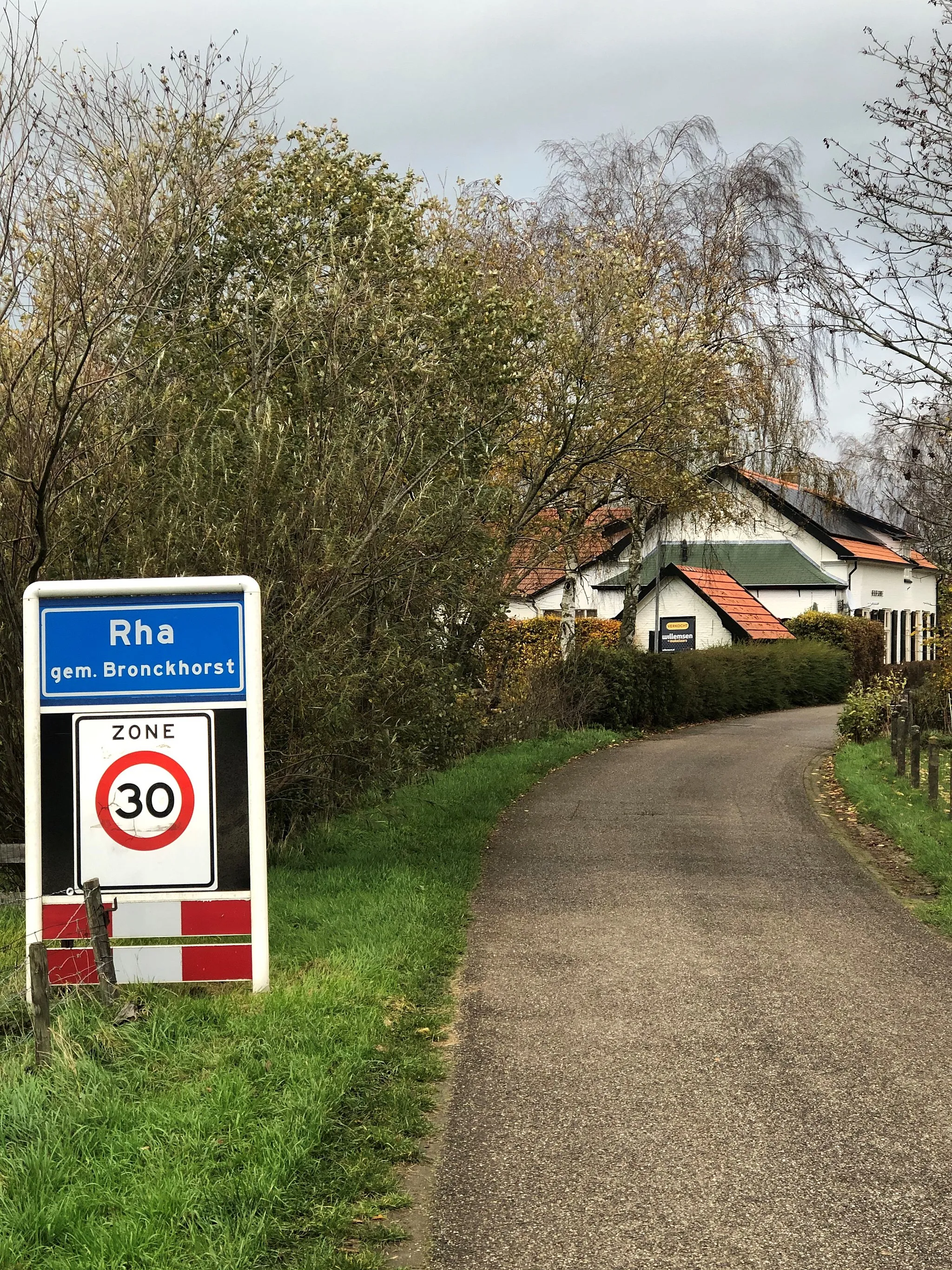 Photo showing: Entrance to the vicinity of Rha