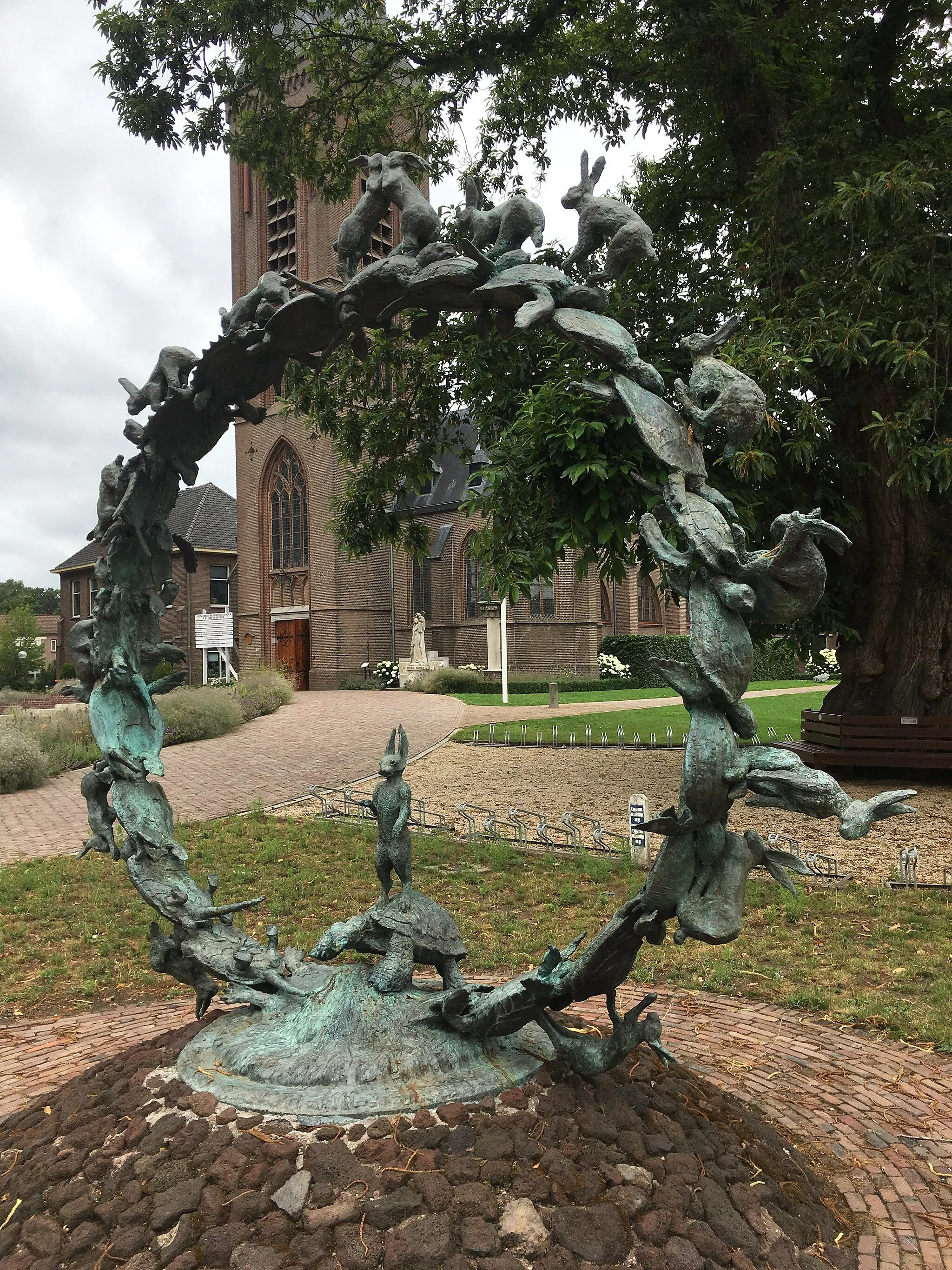 Photo showing: Bronzen sculptuur Keer omme, van Jan van IJzendoorn, te Beltrum