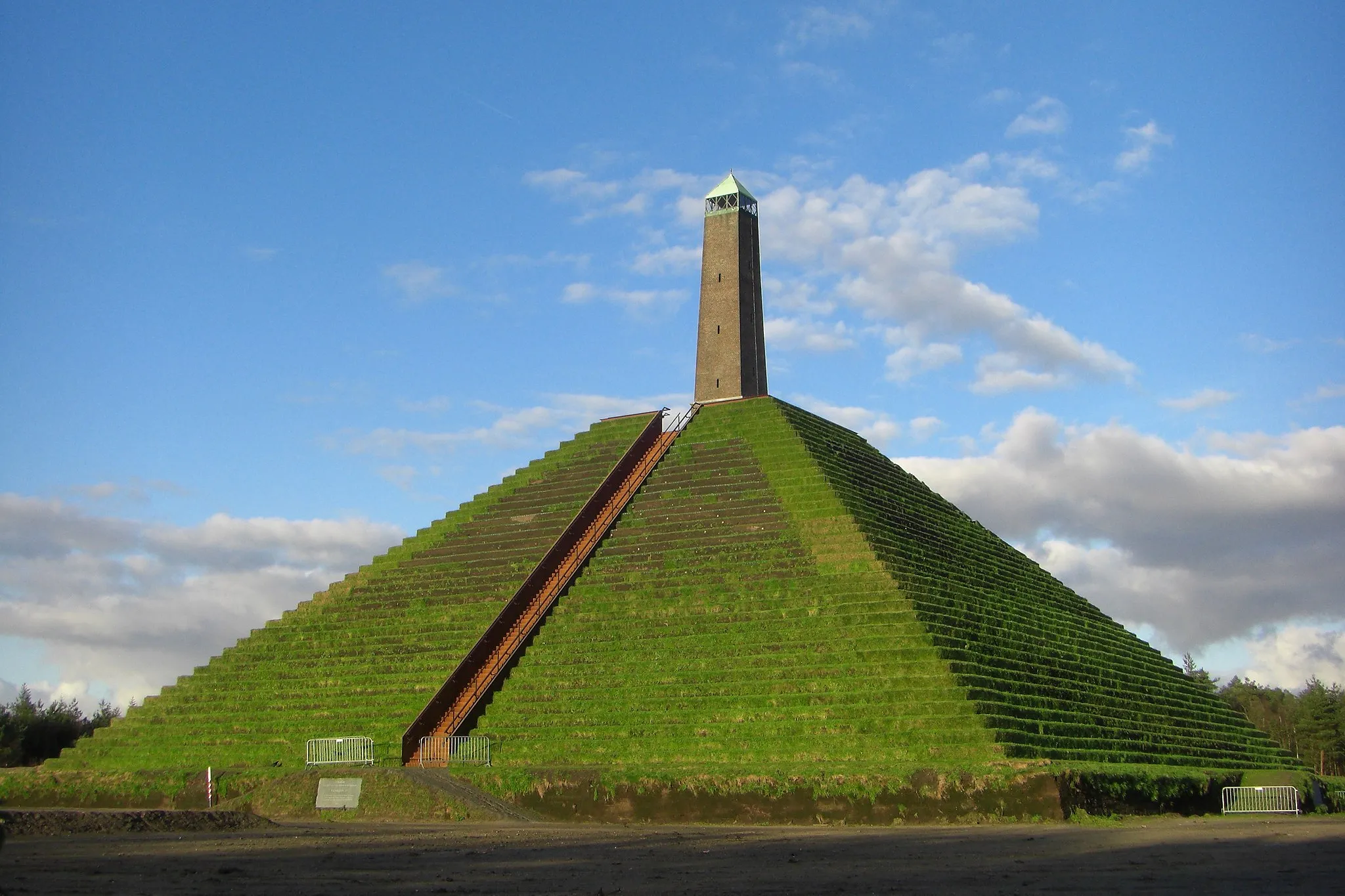 Photo showing: The Pyramid of Austerlitz (NL) in December 2008, shortly before the end of its restoration.
