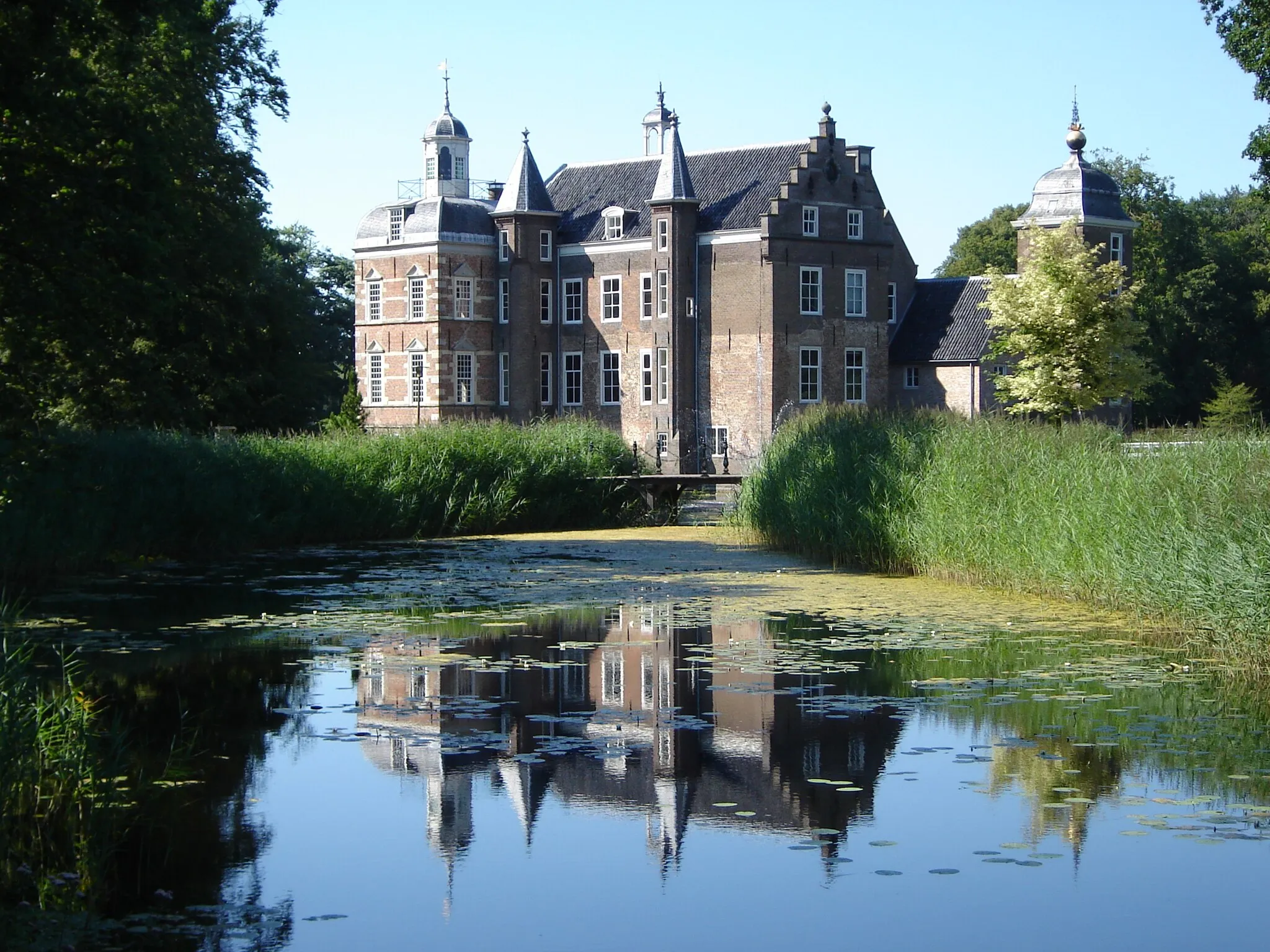 Photo showing: Castle "House Ruurlo", formerly municipal hall in Ruurlo, the Netherlands. View across the water from the rear