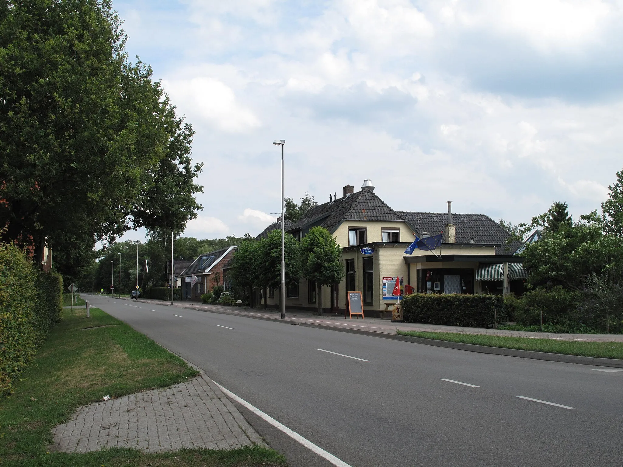 Photo showing: Medler, view to the street