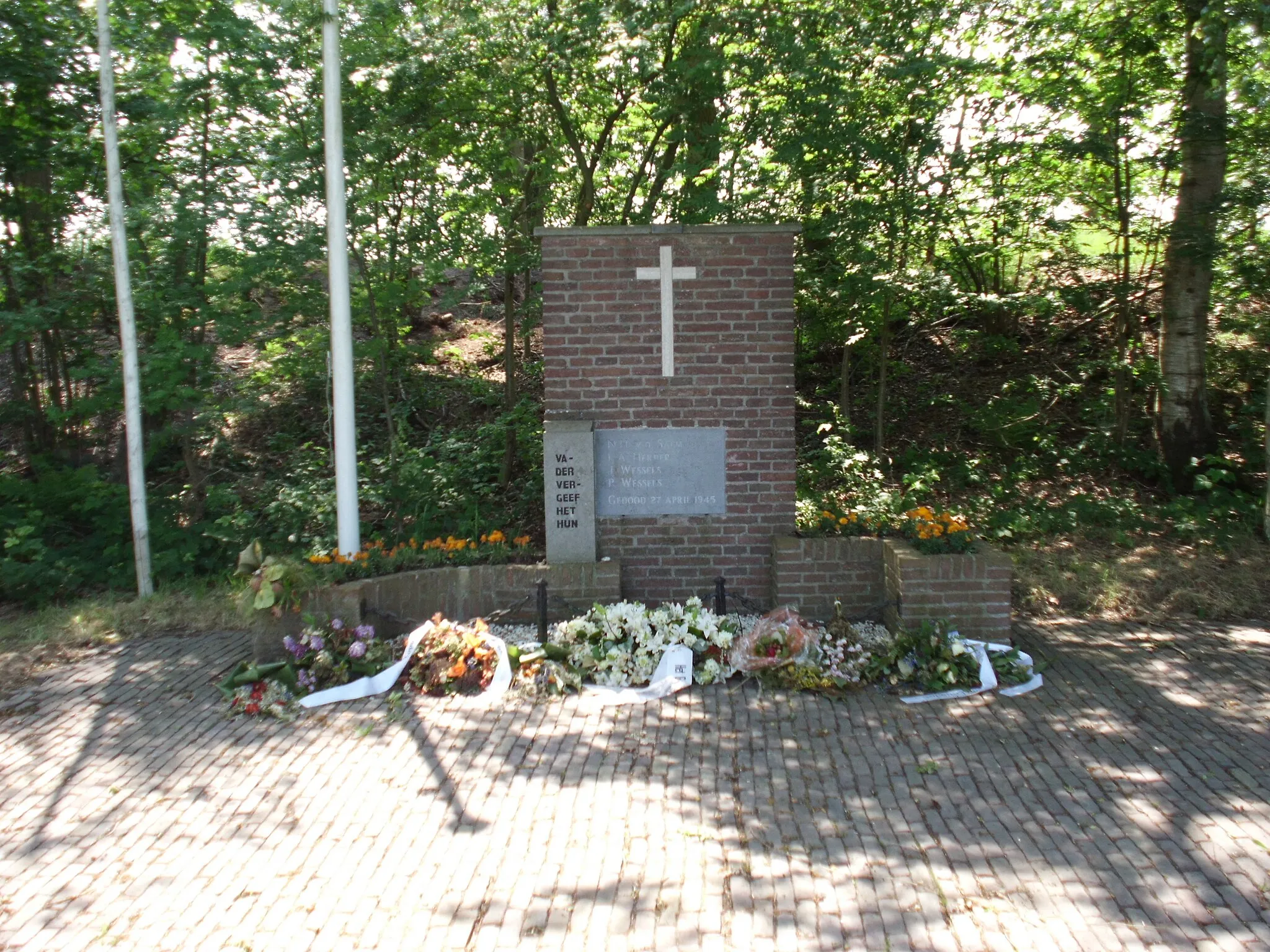 Photo showing: Monument op de Asschatterkade. De tekst luid: Vader vergeef het hun, NH van de Salm, LA Herder, J Wessels, P Wessels, Gedood 27 April 1945