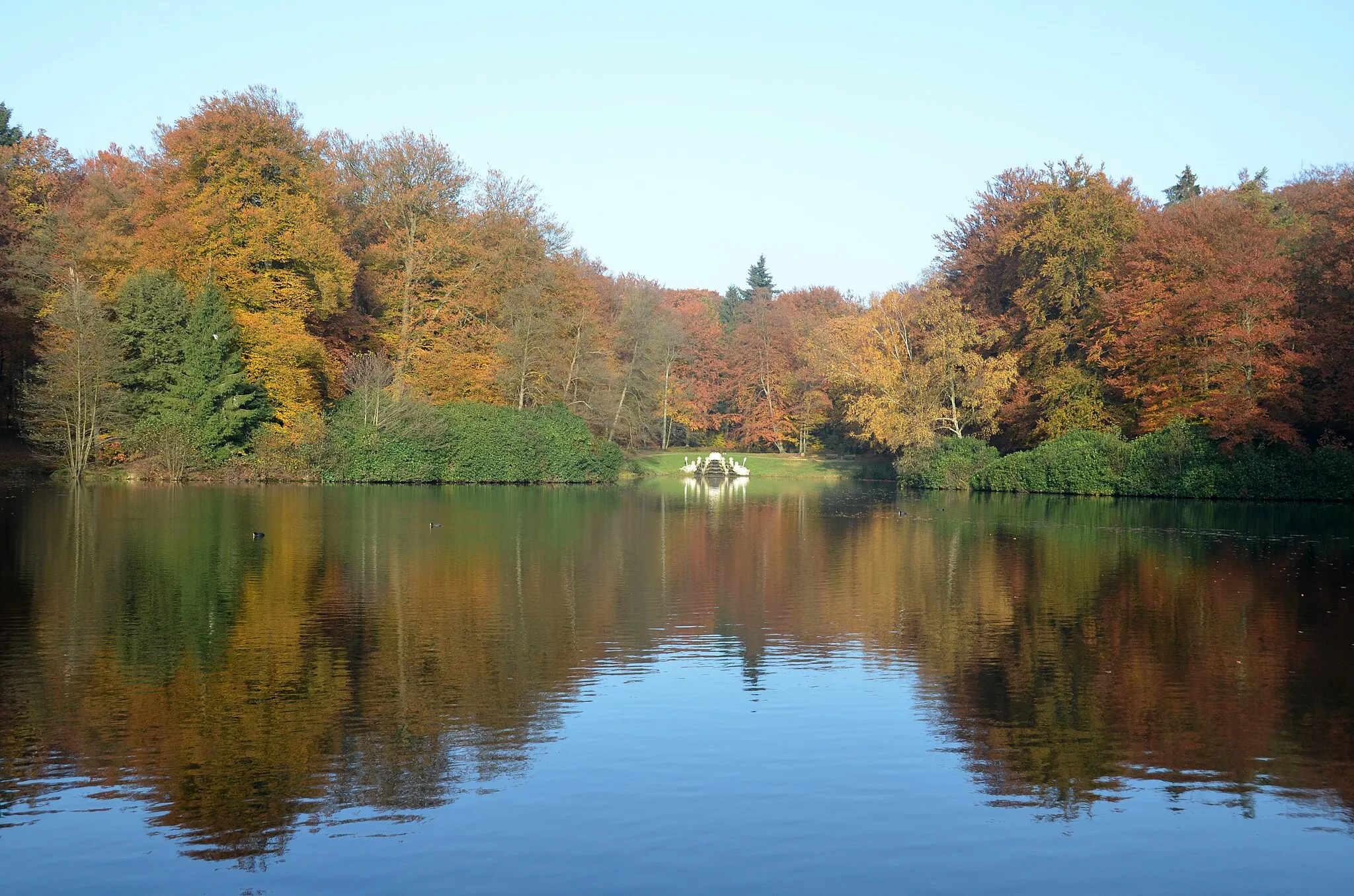 Photo showing: Waterpond with autumn colours end of October at Rozendaal Castlle Park