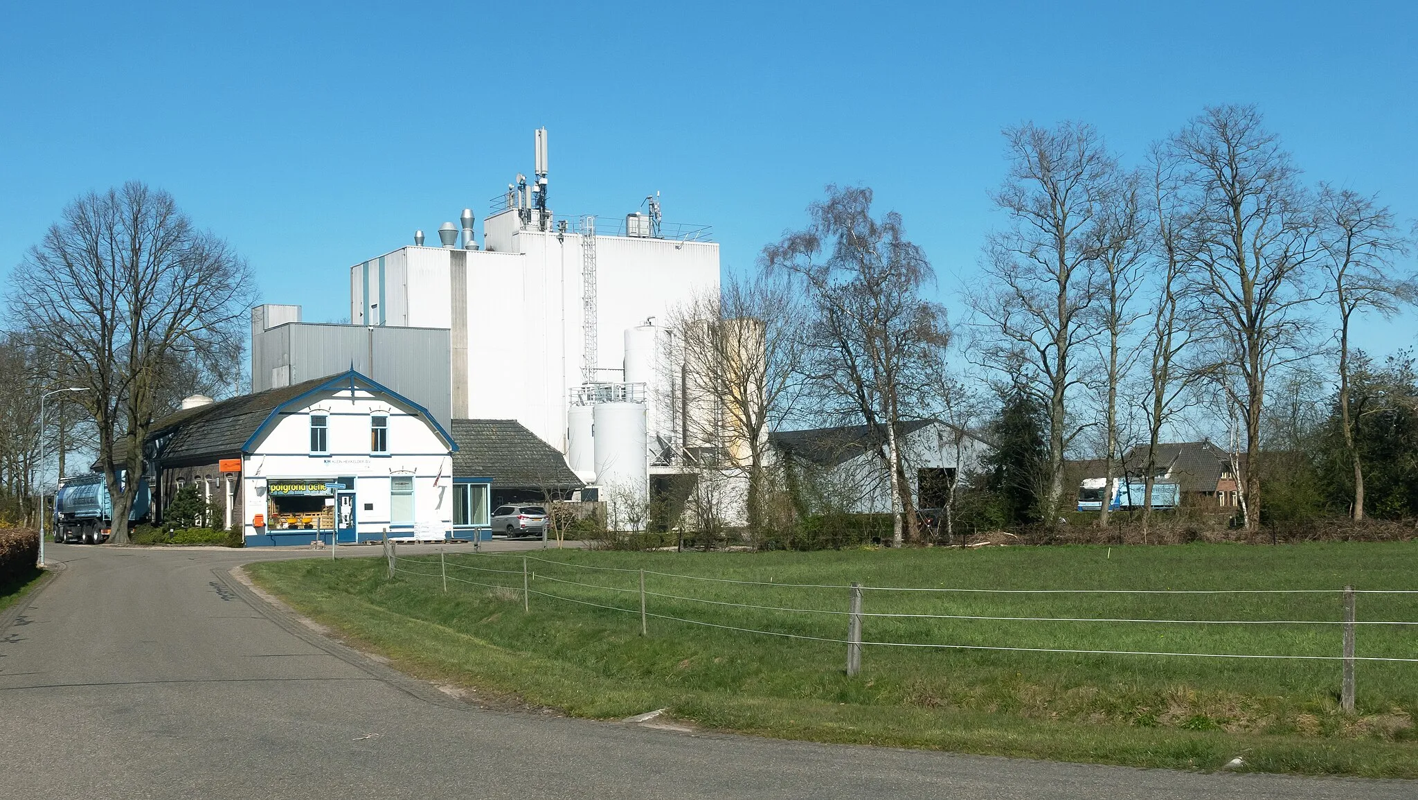 Photo showing: Klein Amsterdam, animal feeding factory in the street