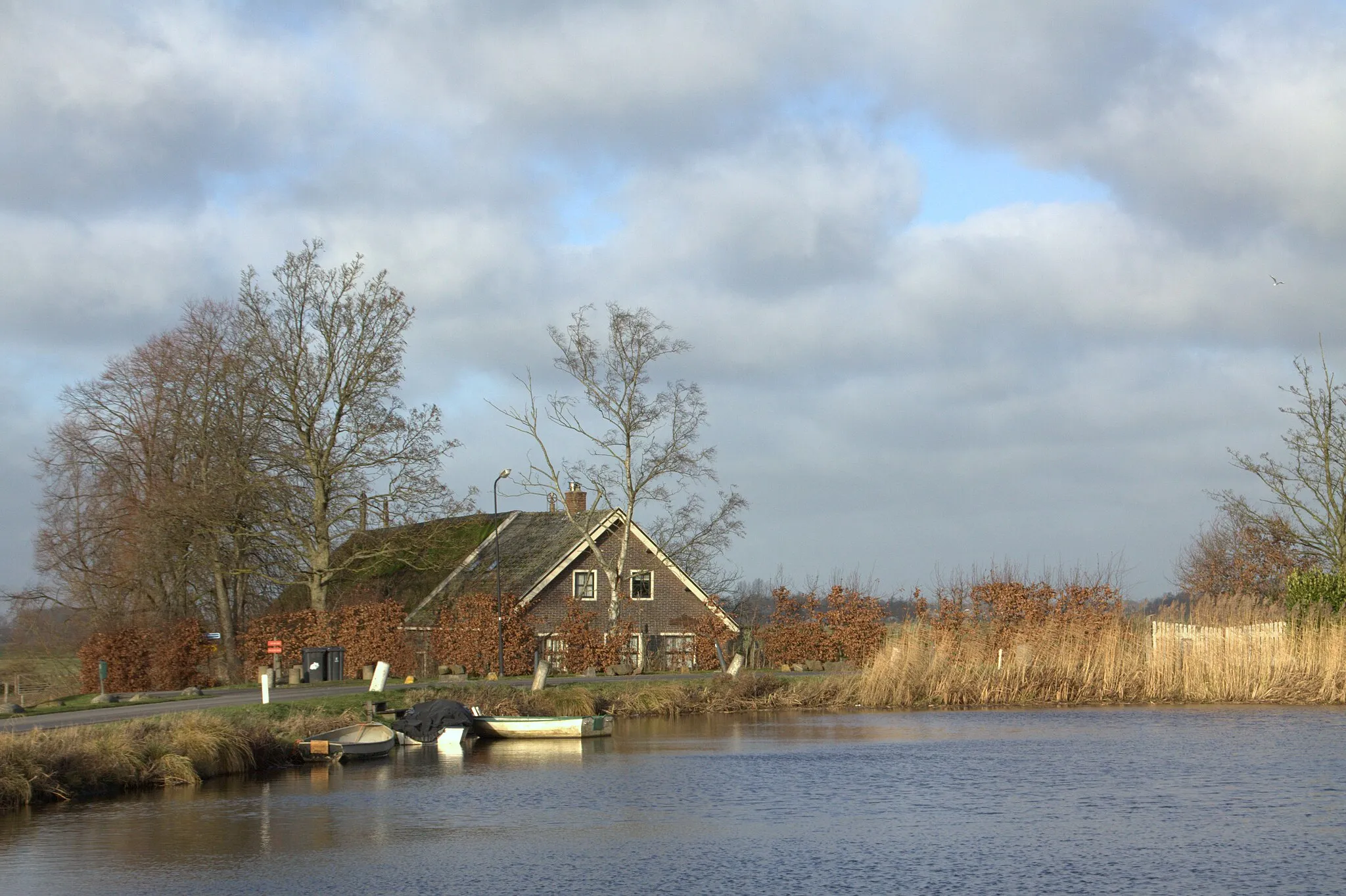 Photo showing: Niet ver van het Poldergemaal Dooijersluis zien we deze boerderij een beetje verscholen achter de Geerdijk.