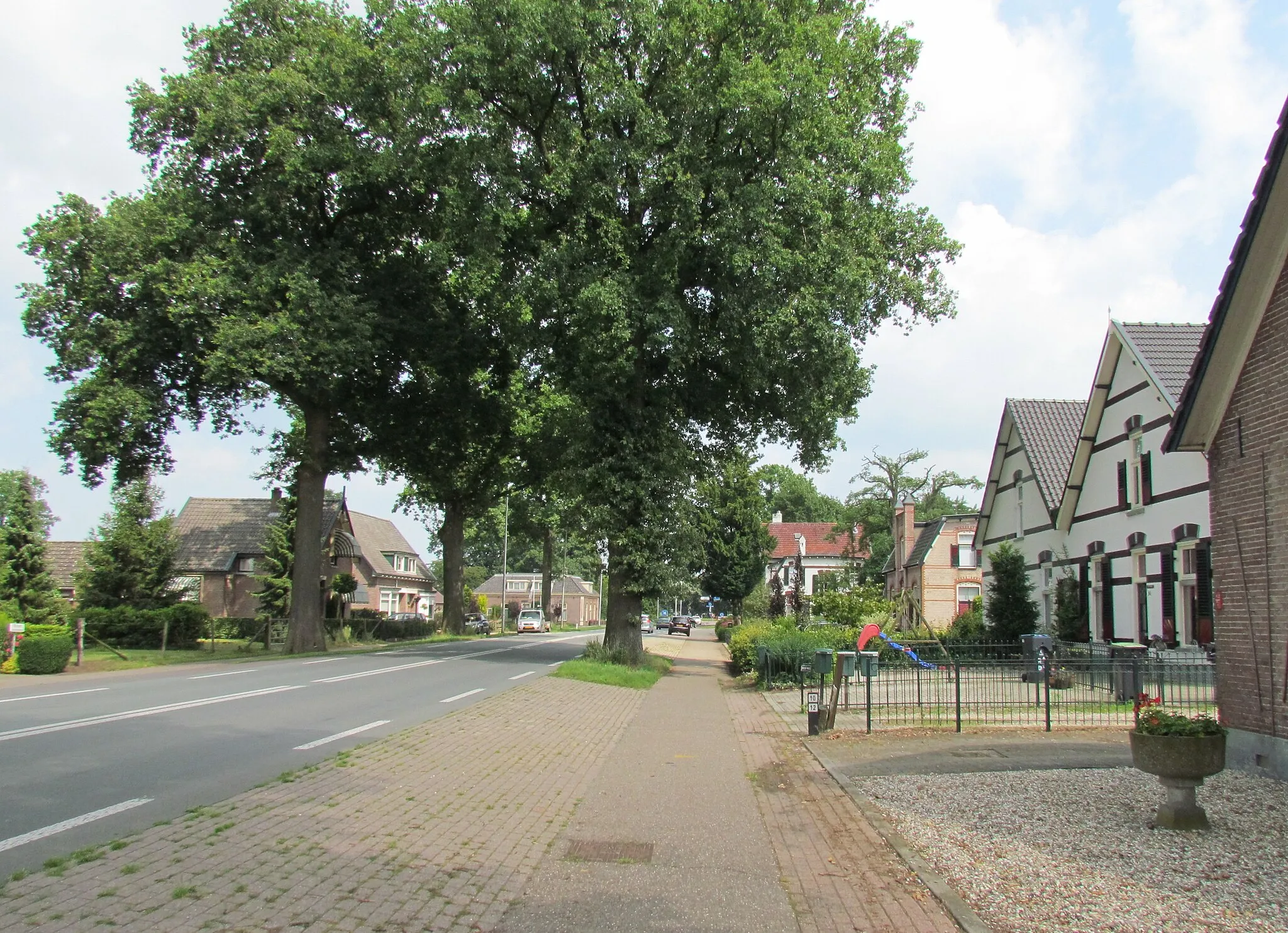 Photo showing: Westelijke tak van de Rijksstraatweg (N345) in Gietelo (gemeente Voorst, NL)