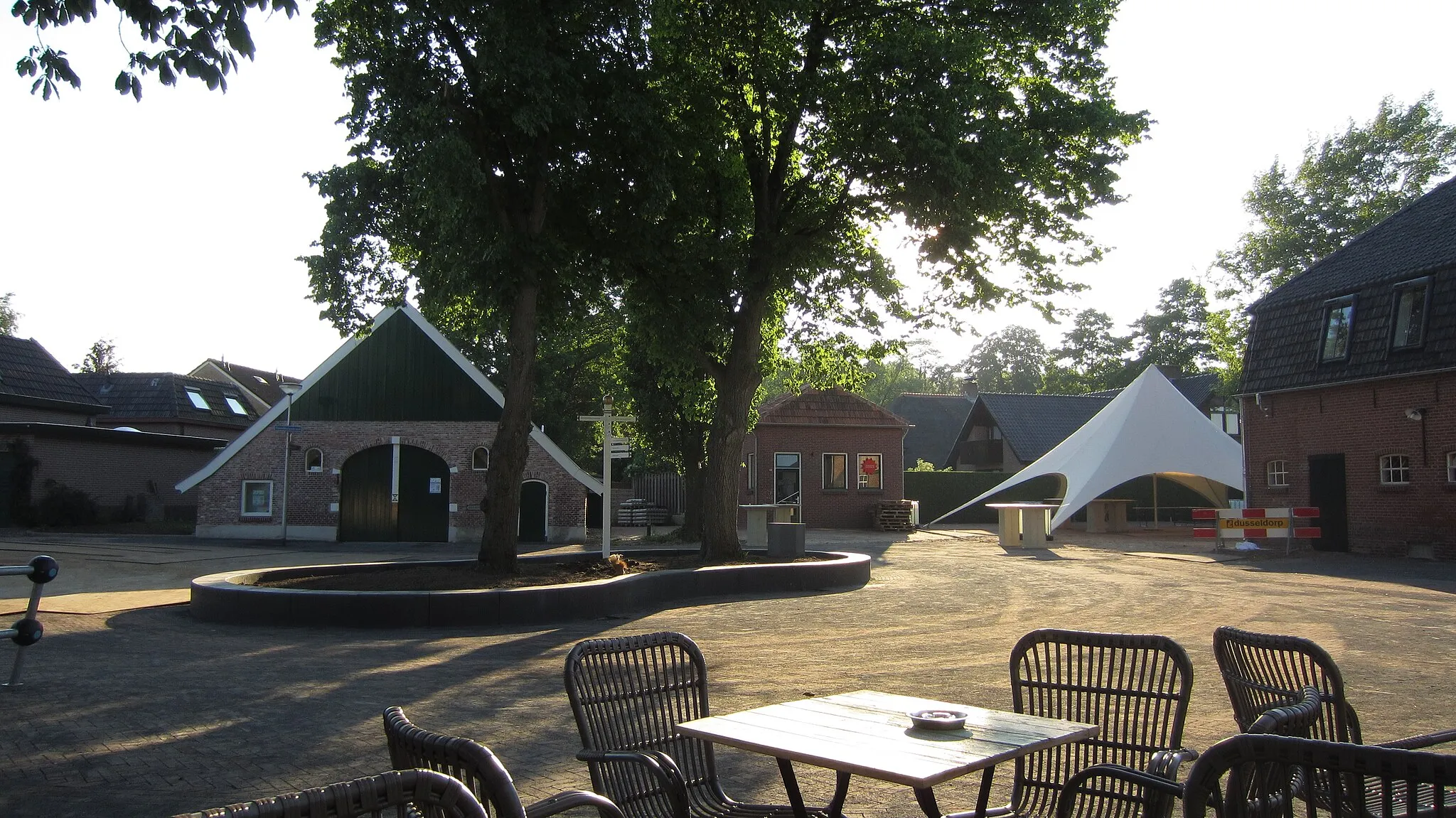 Photo showing: Zicht op Ottenplein met Ottenhuis, Diepvrieshuisje en Maalderij, vanaf het terras van Herberg de Pol.