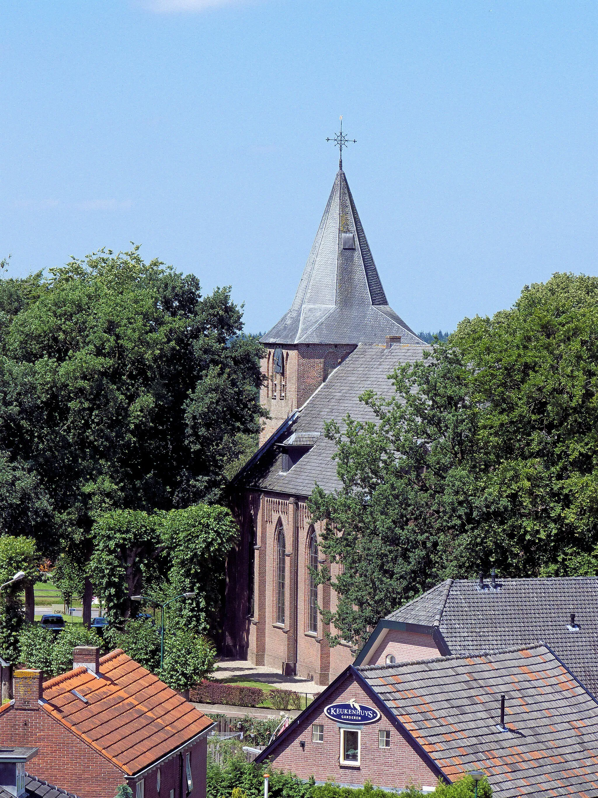 Photo showing: Kerk vanaf molen De Hoop gezien in Garderen. Kerkgebouw in gebruik door de Hersteld Hervormde Gemeente en PKN.