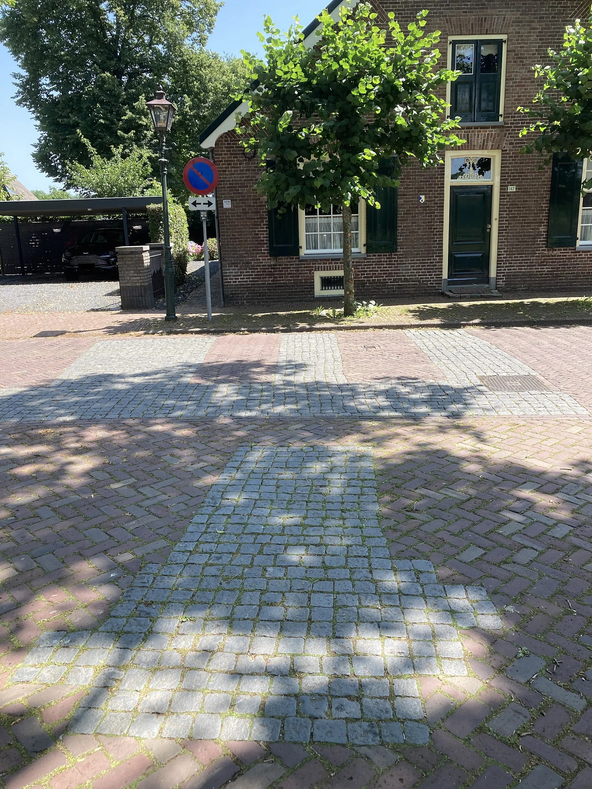 Photo showing: locatie verdwenen zuidelijke stadspoort in de bestrating ter hoogte van Dorpsstraat 147a