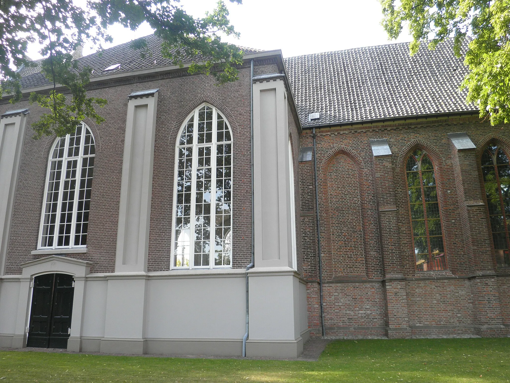 Photo showing: Protestant Church in Bathmen, the Netherlands. Pentagonal closed 15th century chancel, the vaulting ribs spring on carved heads. The original nave was replaced by the current in 1870. Nationally listed heritage.